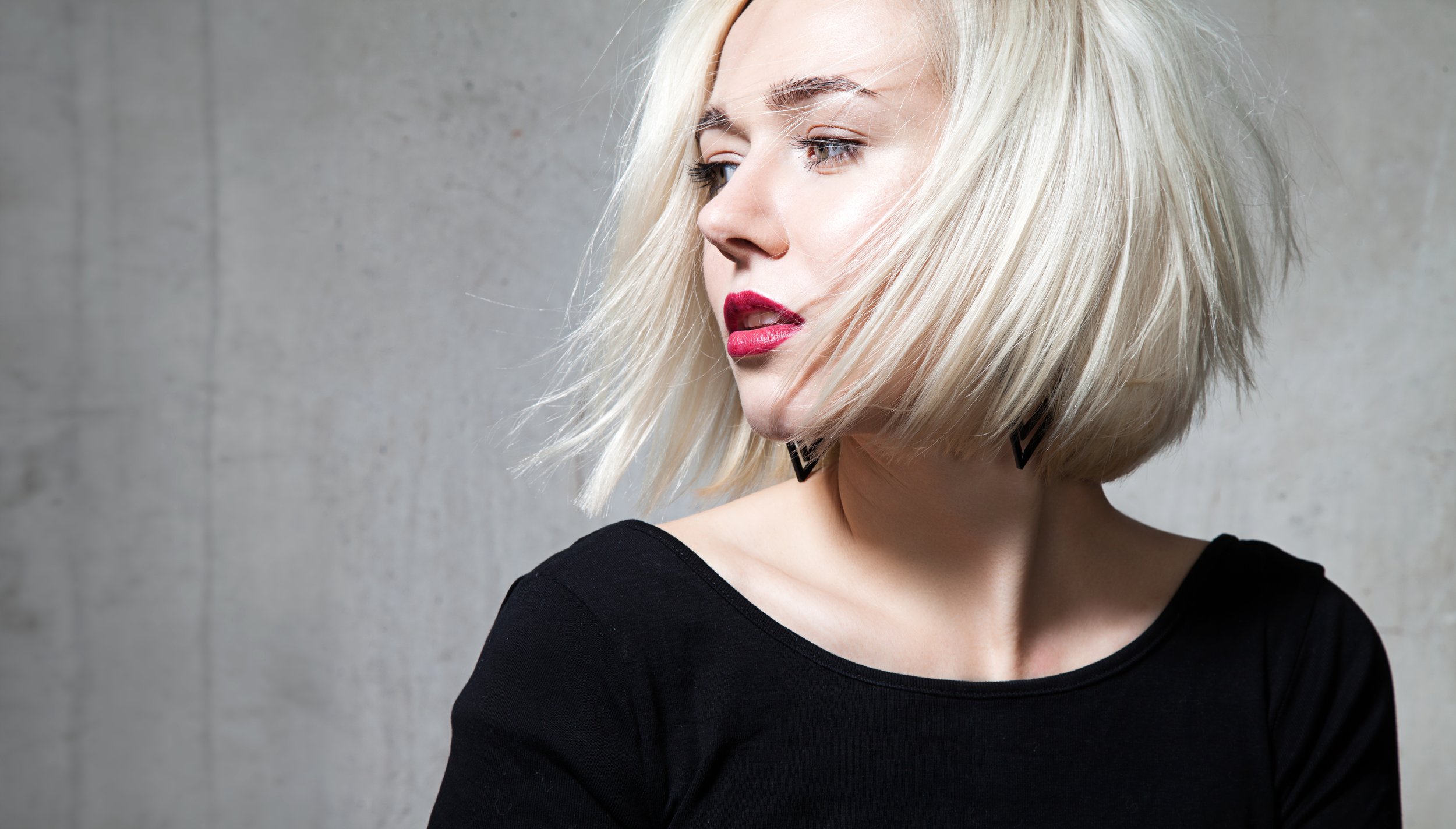 Close-up-portrait-of-a-beautiful-blonde-with-red-lips-539953438_6576x3744.jpeg