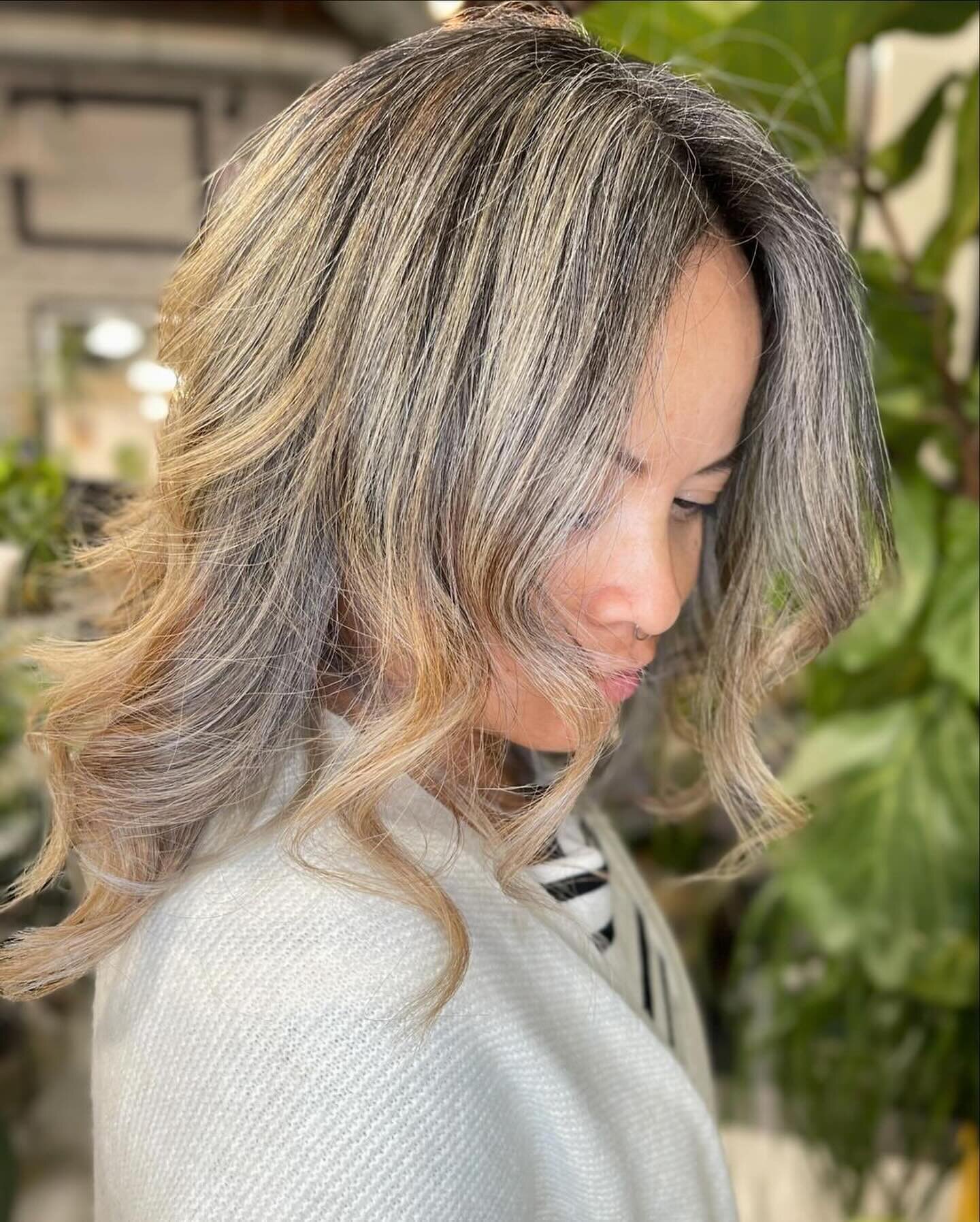 Loyalty ✨
This amazing woman allowed me to work some magic and blend her natural color. She&rsquo;s striking as always! 
1st session: 8 hours
.
.
.
.
.
.
.
.
.
Hair by Maureen @colorloungela
#consultation #icy #highlights #blonding #blending #balayag