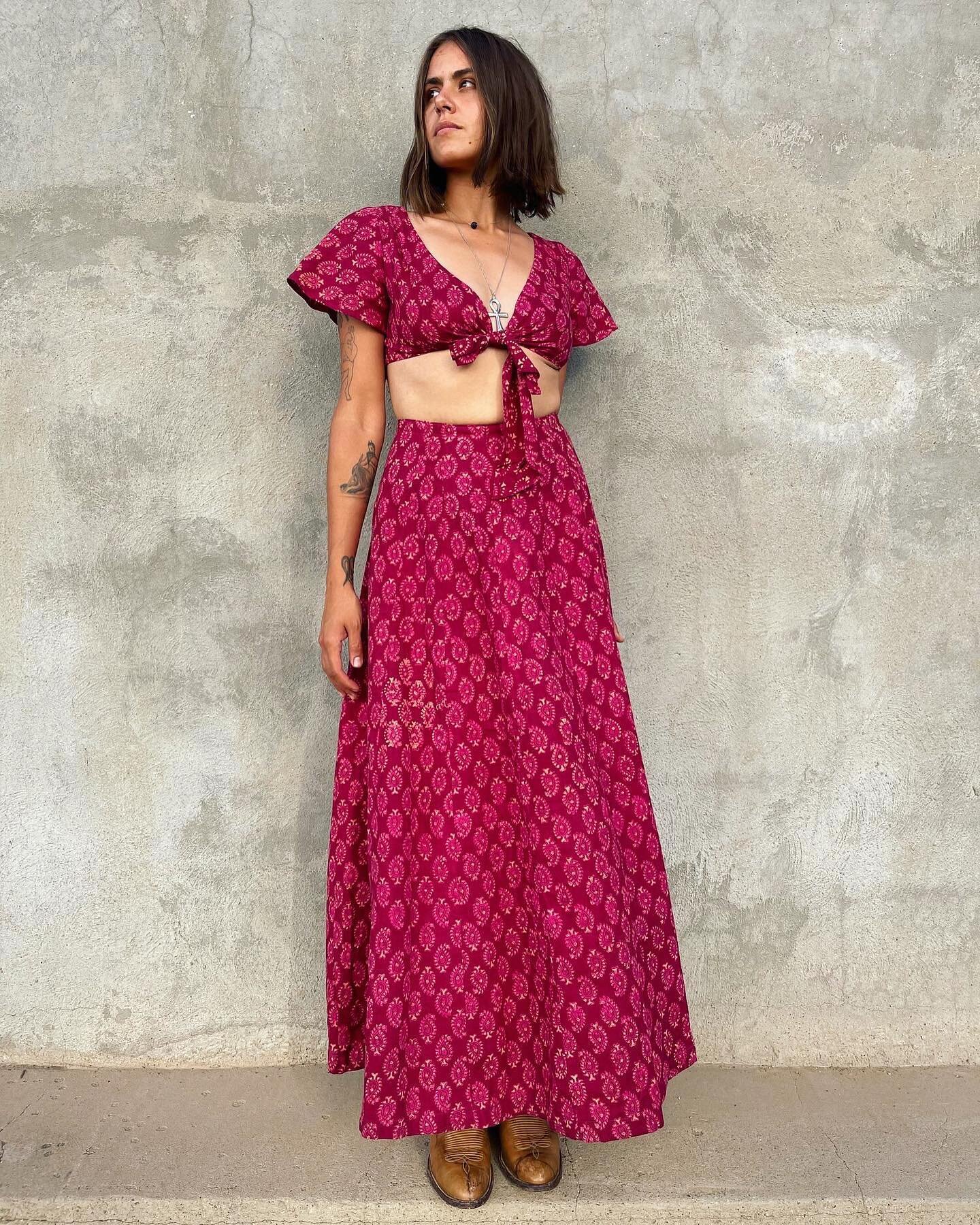 Available ❤️&zwj;🔥❤️&zwj;🔥 gorgeous c. 1970s 2-piece Indian skirt &amp; top set made for the western market. All-over woodblock paisley print on cotton fabric. Top has a front-tie, cap sleeves, long full skirt has a metal zipper back, hook &amp; ey