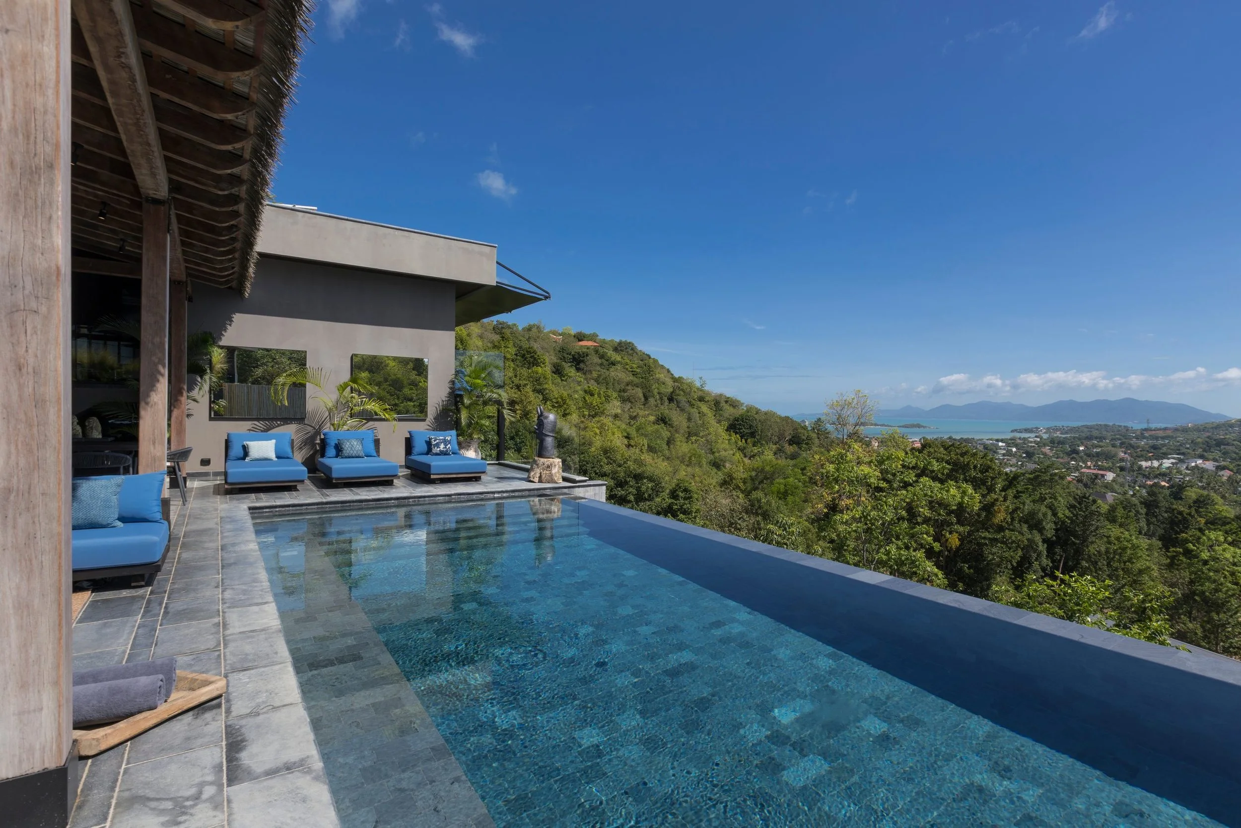 Reya_swimming_pool-2.jpg