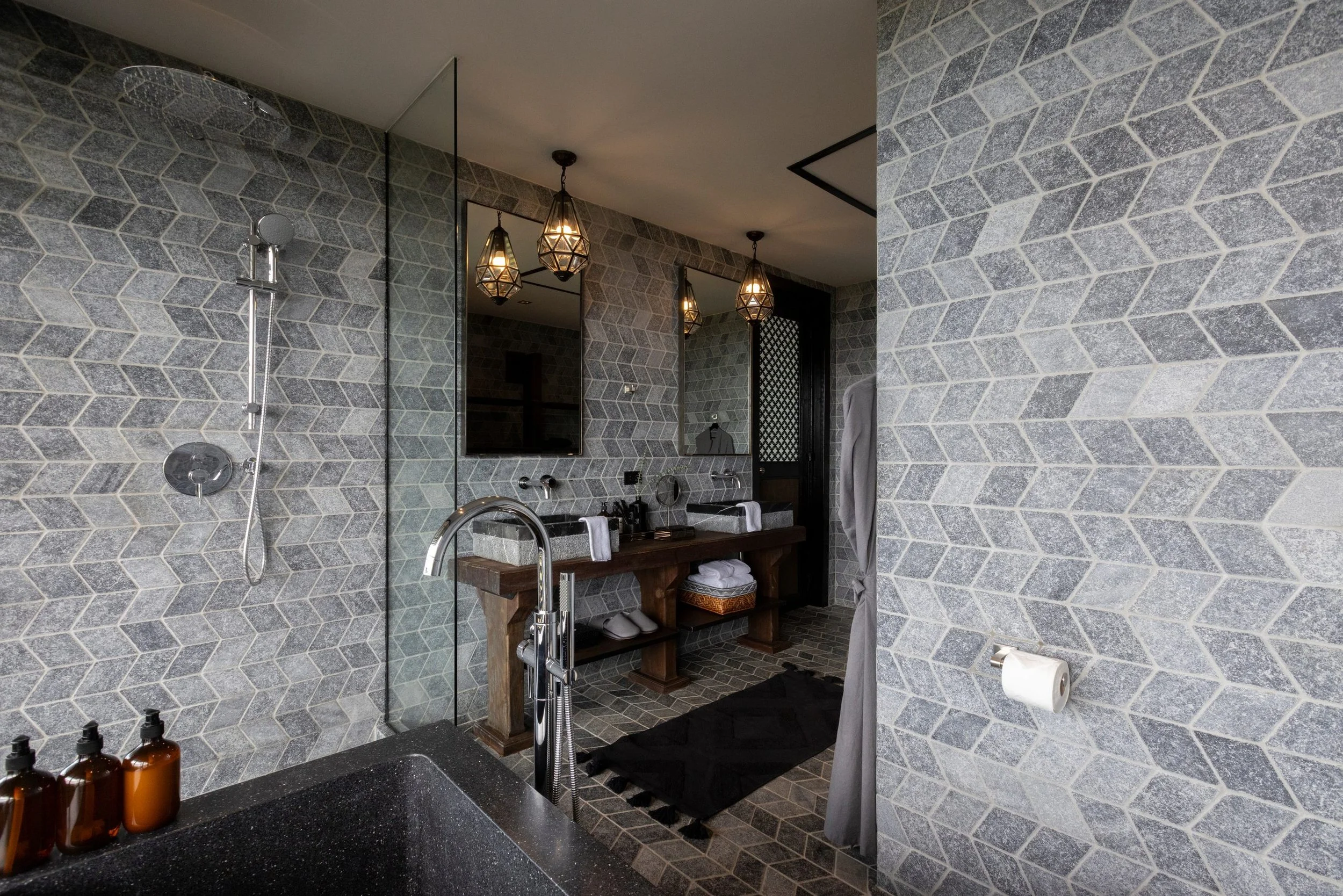 Reya_bathroom_1-5.jpg