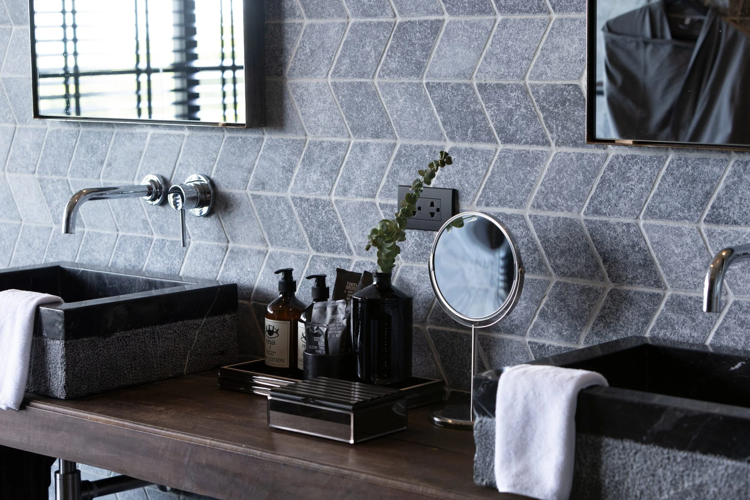 Reya_bathroom_1-10.jpg