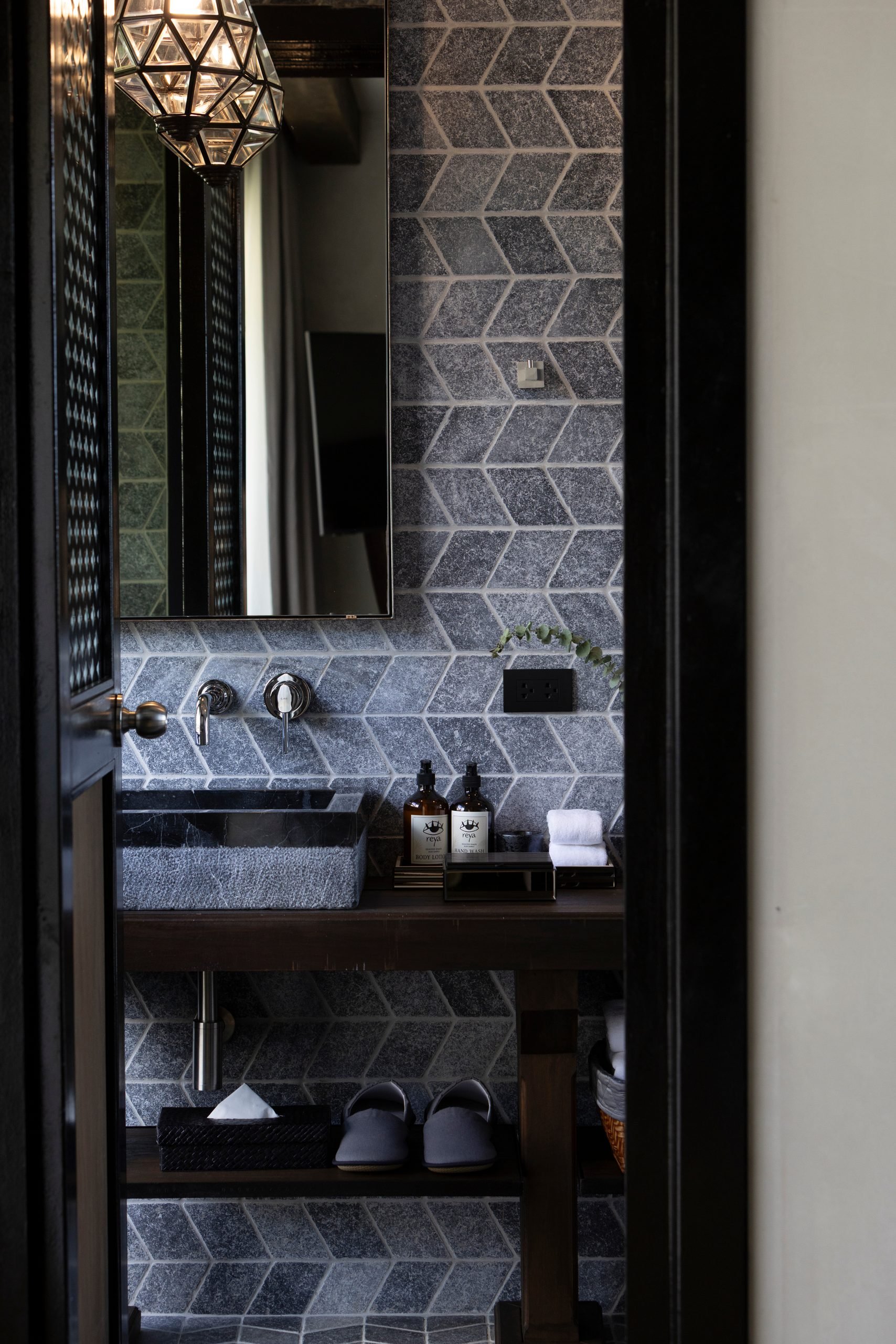 Reya_bathroom_2-4.jpg