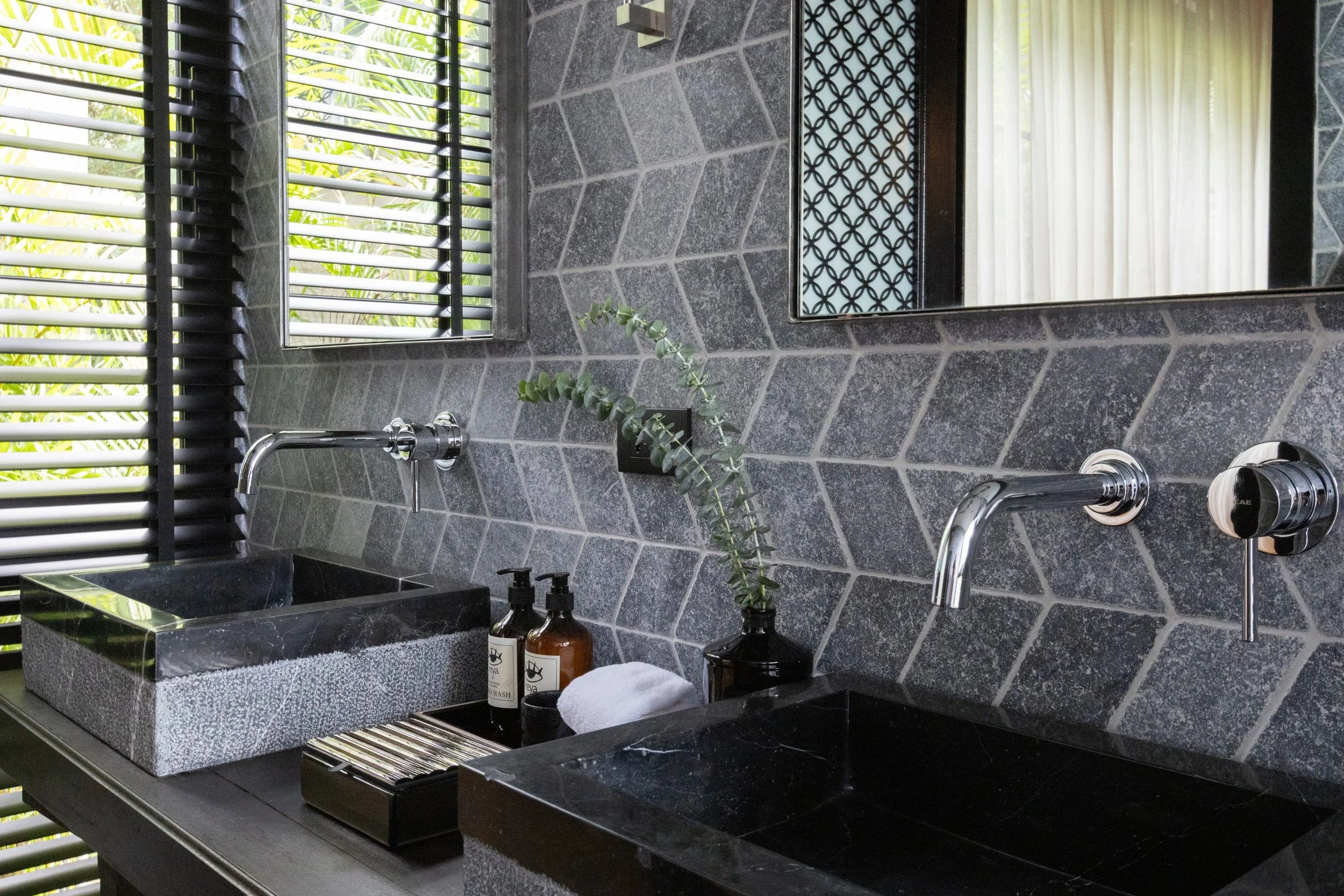 Reya_bathroom_4-2.jpg