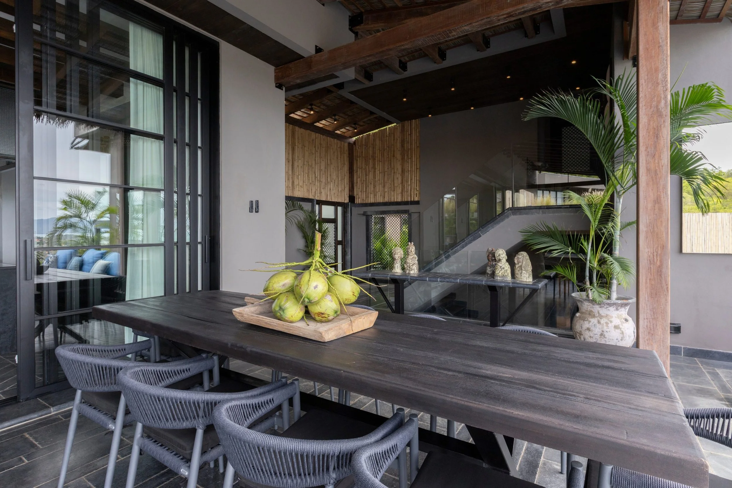 Reya_outdoor_dining-1.jpg