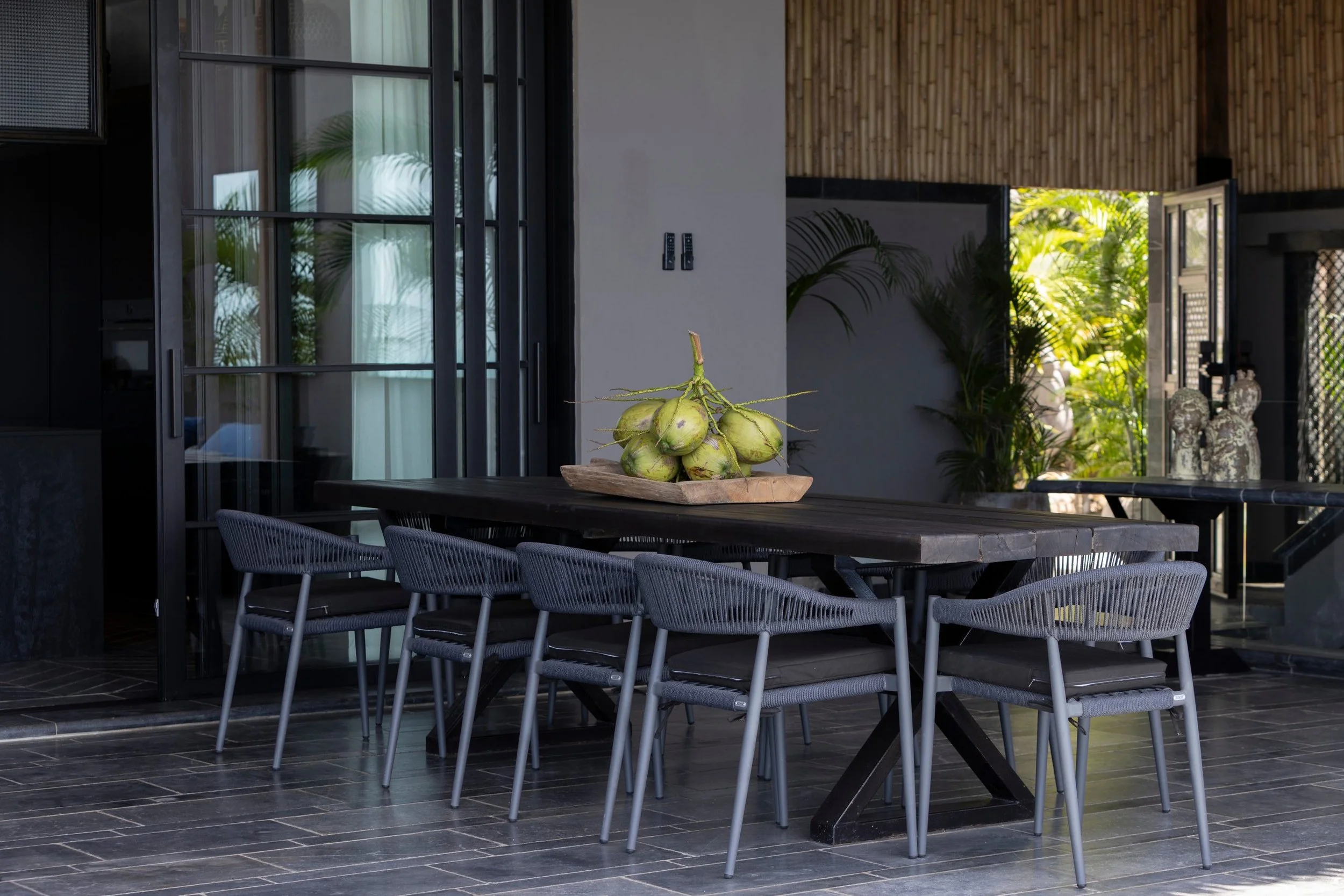 Reya_outdoor_dining-2.jpg