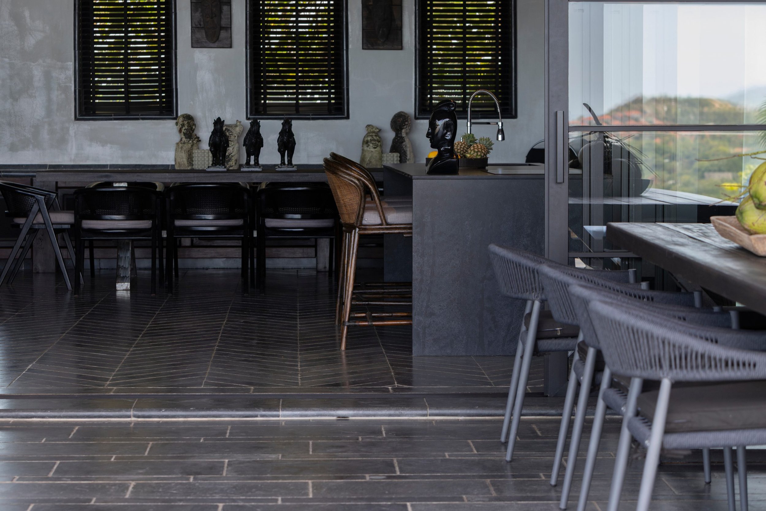 Reya_outdoor_dining-5.jpg
