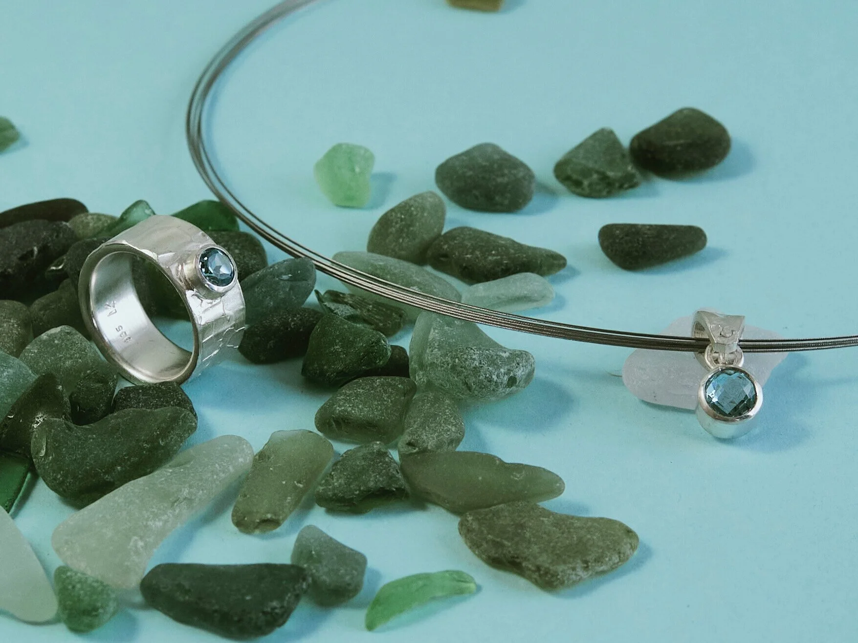 Silberstrukturring und Anhänger mit Topas