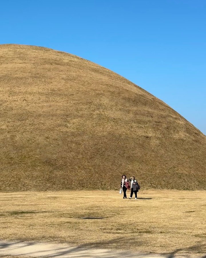 Gyeongju, a small heritage town in southern Korea, is famous for its 15th-century burial mounds &mdash; grassy domes used to bury the Silla Dynasty&rsquo;s kings and nobility. Similar in style to Egypt&rsquo;s pyramids, these funerary mounds contain 