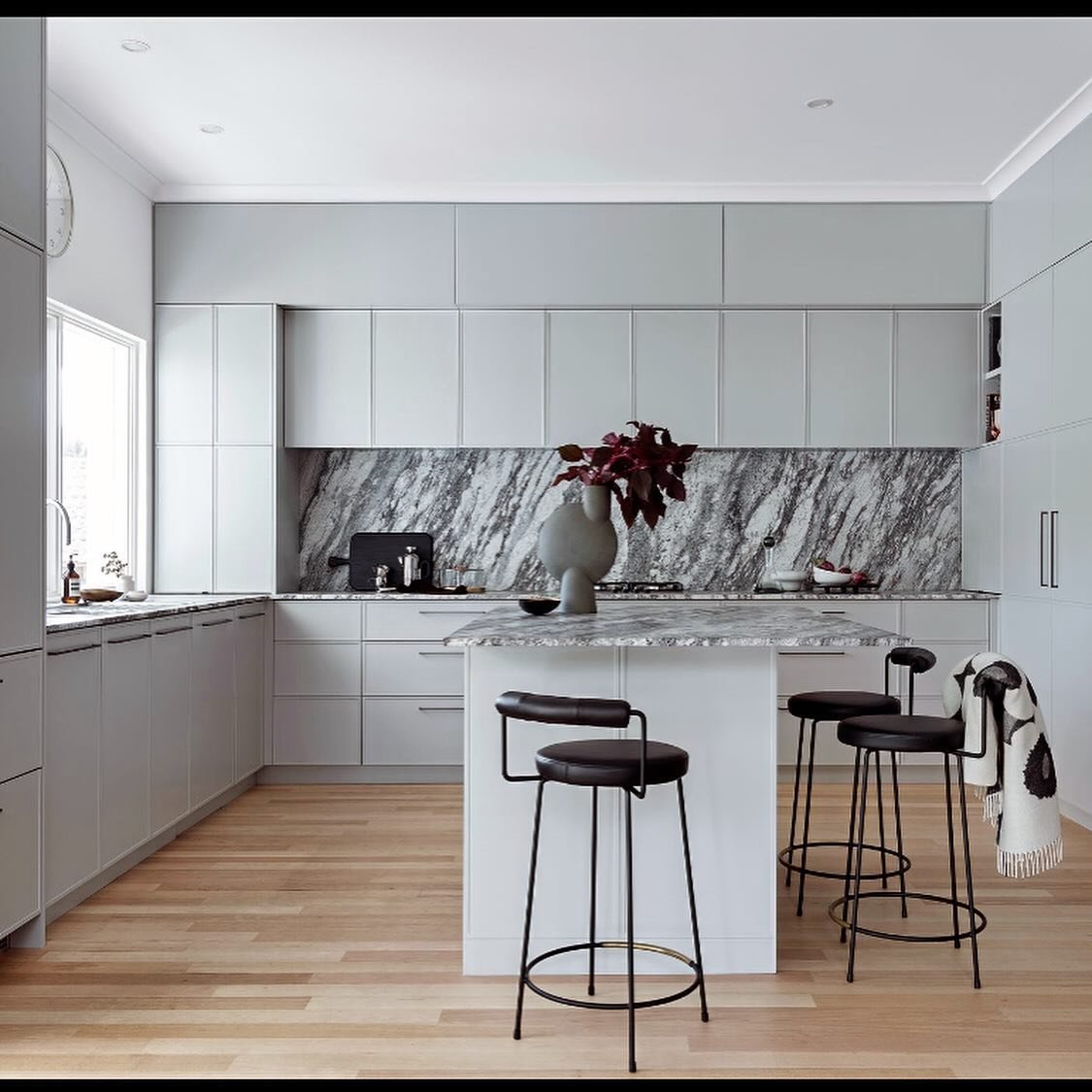 ROCK STAR

Glamour and functionality collide in this extraordinary project by designer Emma Hann, who transformed the original space into a kitchen with it all. Opulent touches and designer pieces by Tom Dixon and Grazia are the 🍒 on this delicious 