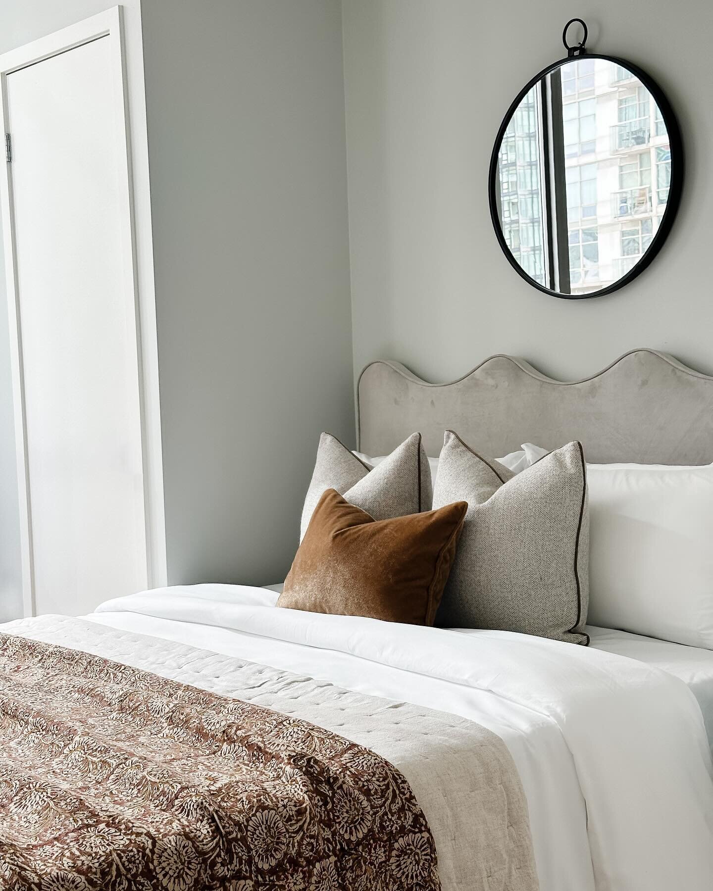 When we staged this bedroom we were faced with a challenge that we see all too often in condos. No overhead lighting! The twist with this bedroom was there was no room for nightstands with table lamps because of the closets. 🫣 Great for storage, not