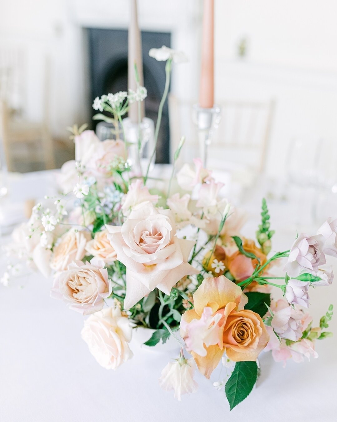 Beautiful blush &amp; apricot tones for Charlotte &amp; Rob's summer wedding at @pyneshouse. 🤍

I always enjoy photographing fresh florals at weddings and these table centrepieces by @theflowersessions_ were absolutely dreamy.
