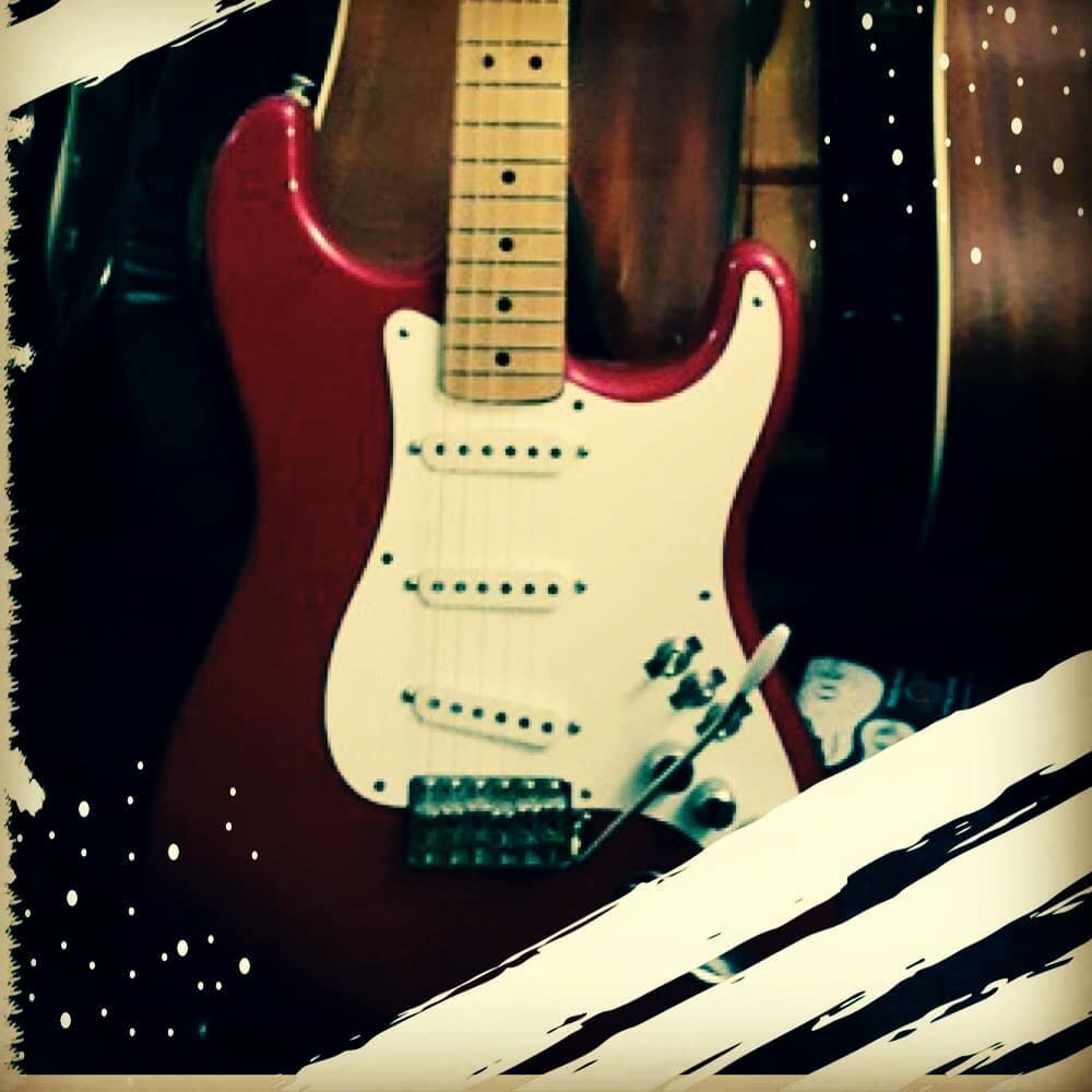 My latest blog is out. This week's weapon of choice is my trusted red Strat. Read all about it at davidesanna.com 
#fenderguitar #fender #fenderstratocaster #electricguitar #guitarcollection #redstrat