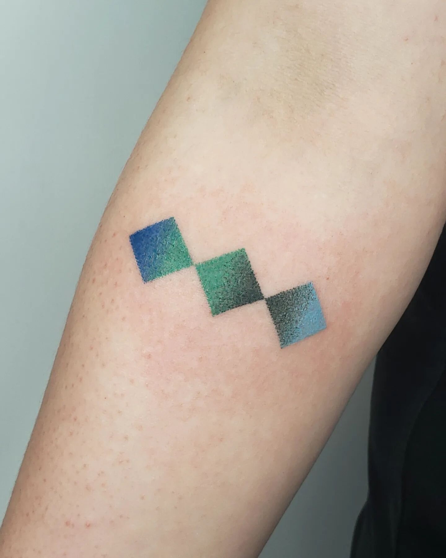 🔷️🔷️🔷️

Thanks Mady for coming back for another tattoo
It is always a pleasure ♡
.
.
.
#chicago #handpoke #tattoo #colorflash #handpokedtattoo #machinefree #tattooflash #chicagotattooartist #chicagohandpoke #chicagostickandpoke #illustratorsoninst