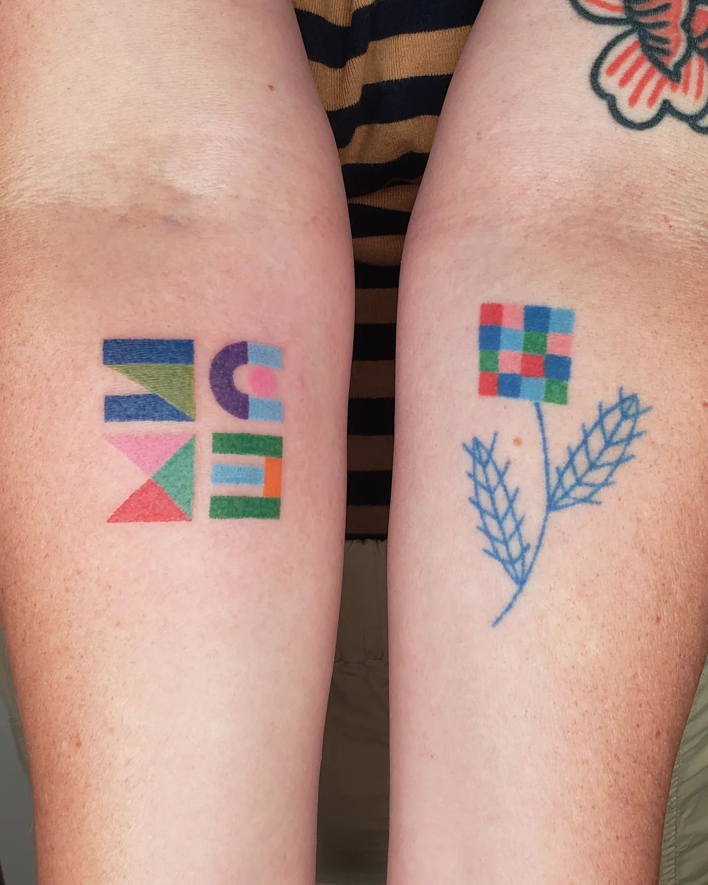 Very special tattoos 💖
The one on the left is the name of my client's son Misha written in Cyrillic (Миша)
It was so fun to play with the design of the lettering, reminded me of my graphic design days 👩&zwj;💻
And the one on the right is healed, do