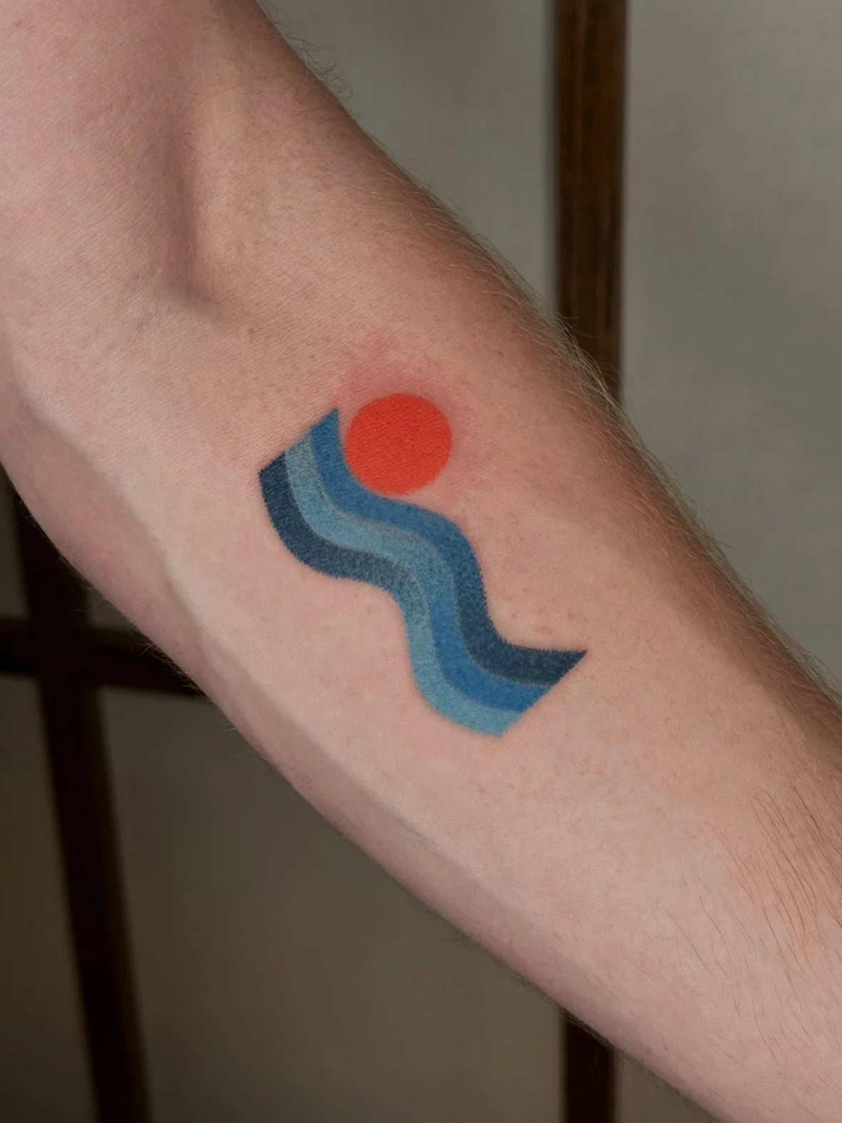 Sunrise over the lake for Jasper
Thank you for the trust 🙏 i had so much fun
.
.
 #chicagotattoo #chicagotattooartist #handpokedtattoo #handpoke #chicagohandpoke #colortattoo