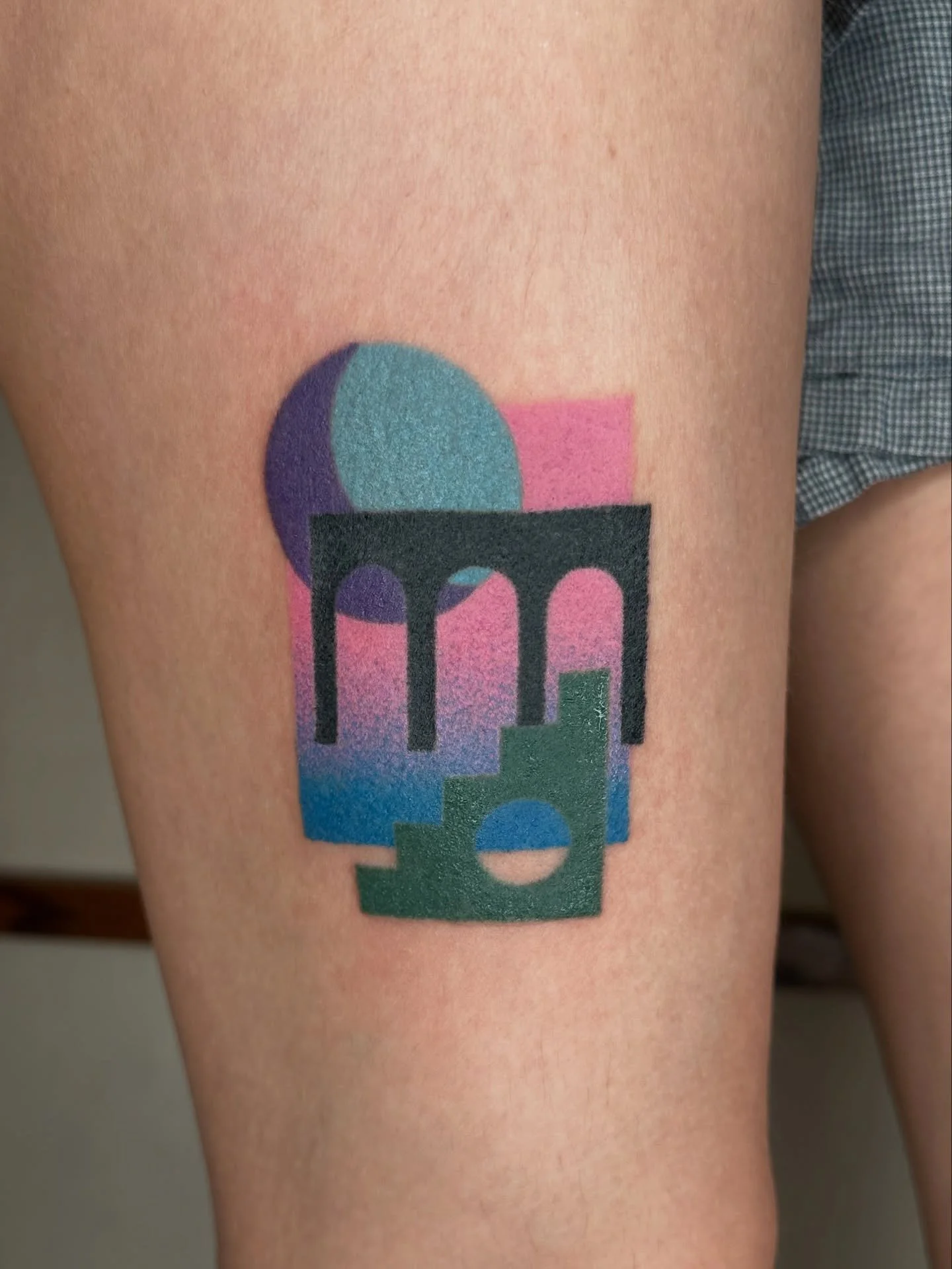 Handpoke always and forever 🪡 I have done many tattoos that I loved this summer and I barely shared any with you. Will try to work through my camera roll dump in the coming weeks. Thank you Sophia <3
Half of this tattoo is healed and half is fres