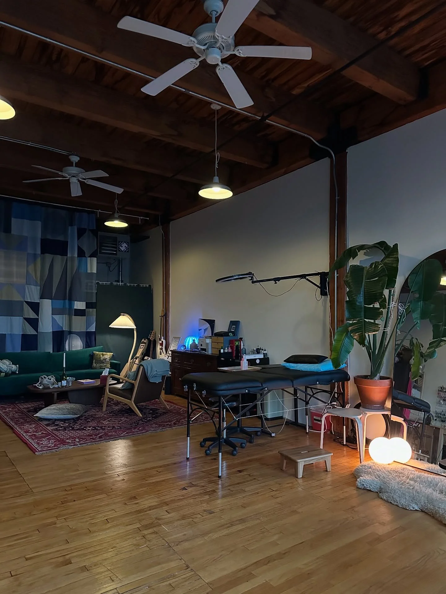 I am getting ready to start tattooing again. Booking link will be sent to newsletter subscribers at 10am tomorrow morning. Sign up through the link in my bio to get the email.
After a 2 month hiatus I had the honor of tattooing my husband Noah as my 