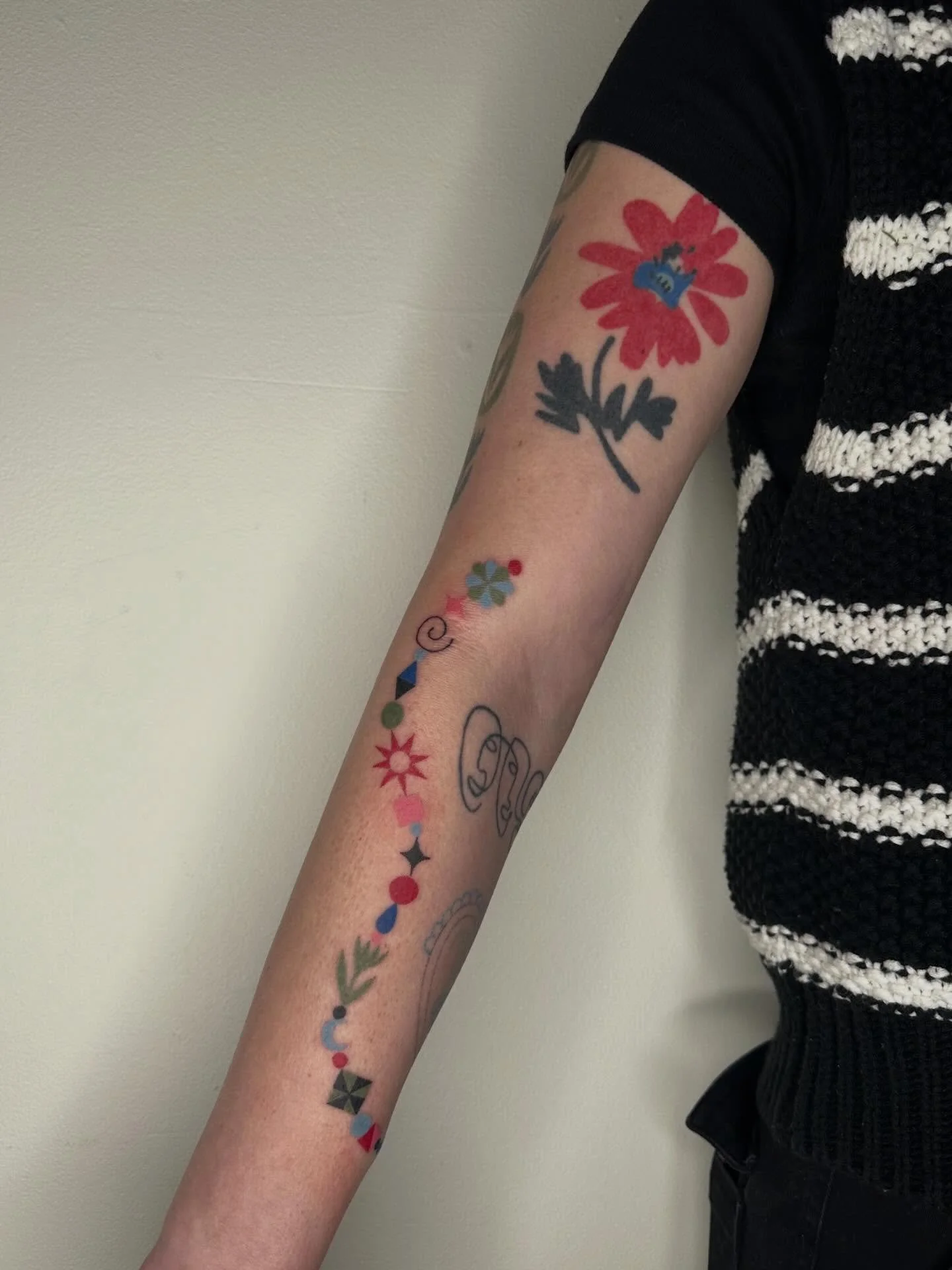 It feels good to be back to tattooing after a two month break. I definitely got out shape during this time. My focus was gone and my hand was stiff for a couple of weeks. But after finishing this chain tattoo in one session I got my confidence back.
