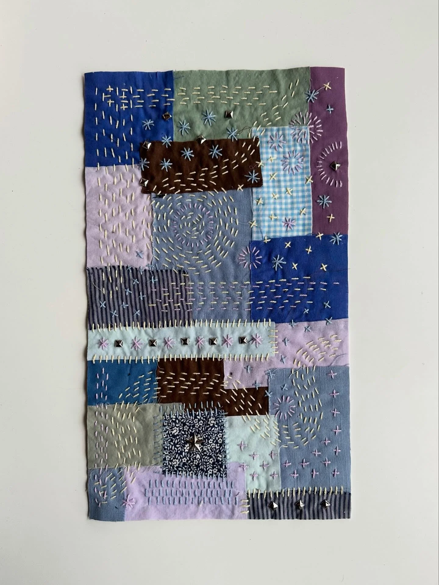 One of my goals this year is to get better at hand sewing and embroidery. 🪡 Working on this project was the relaxation my nervous system needed and I love that I got to use up some of my tiniest textile scraps. To make this pouch I followed a @skill