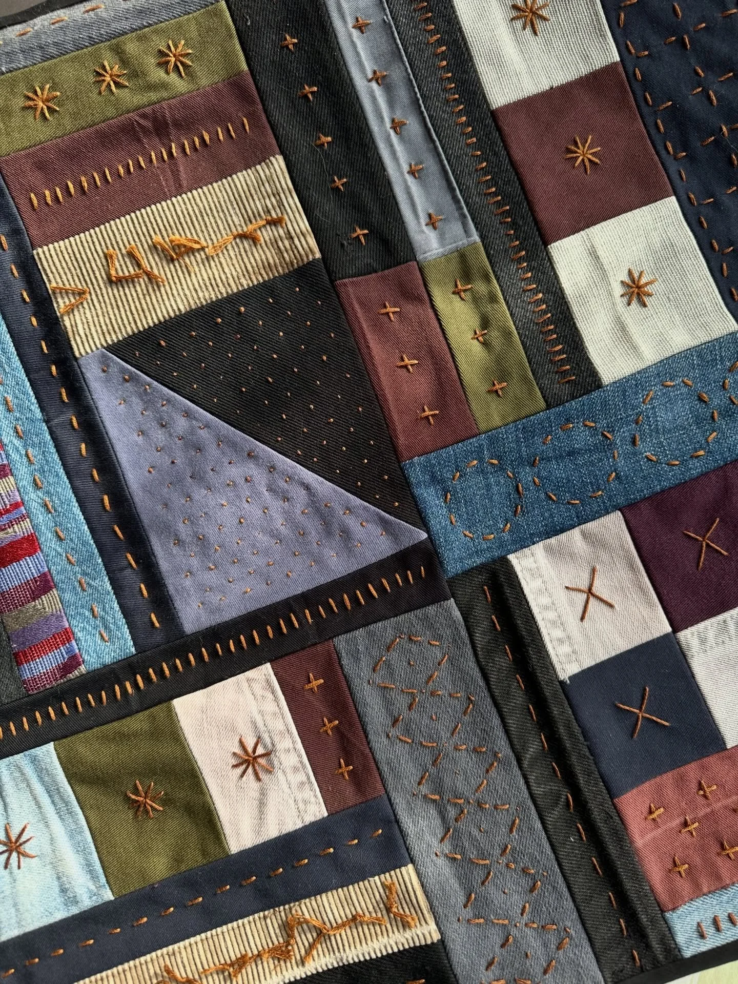 I promised myself that I will work my hand sewing and embroidery skills this year, by making beautiful things for myself and not worrying about how much time projects take. This pillow has been a meditation practice 📿
And it is made entirely out of 