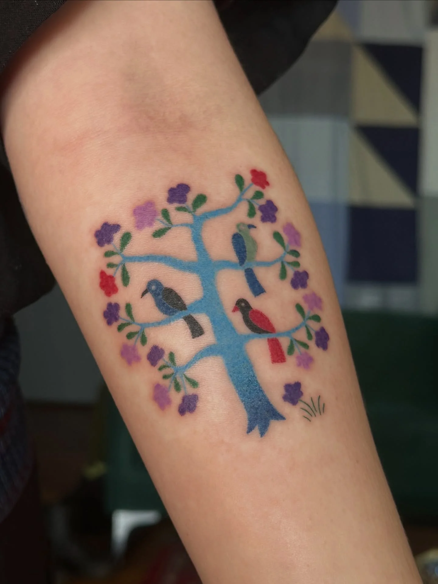 What a special custom tattoo for Julia. Photographed in natural light ☀️ I thought it would fun to share the reference photo and the description of the tattoo I got from my client. I love working on ideas like these, keep them coming :)