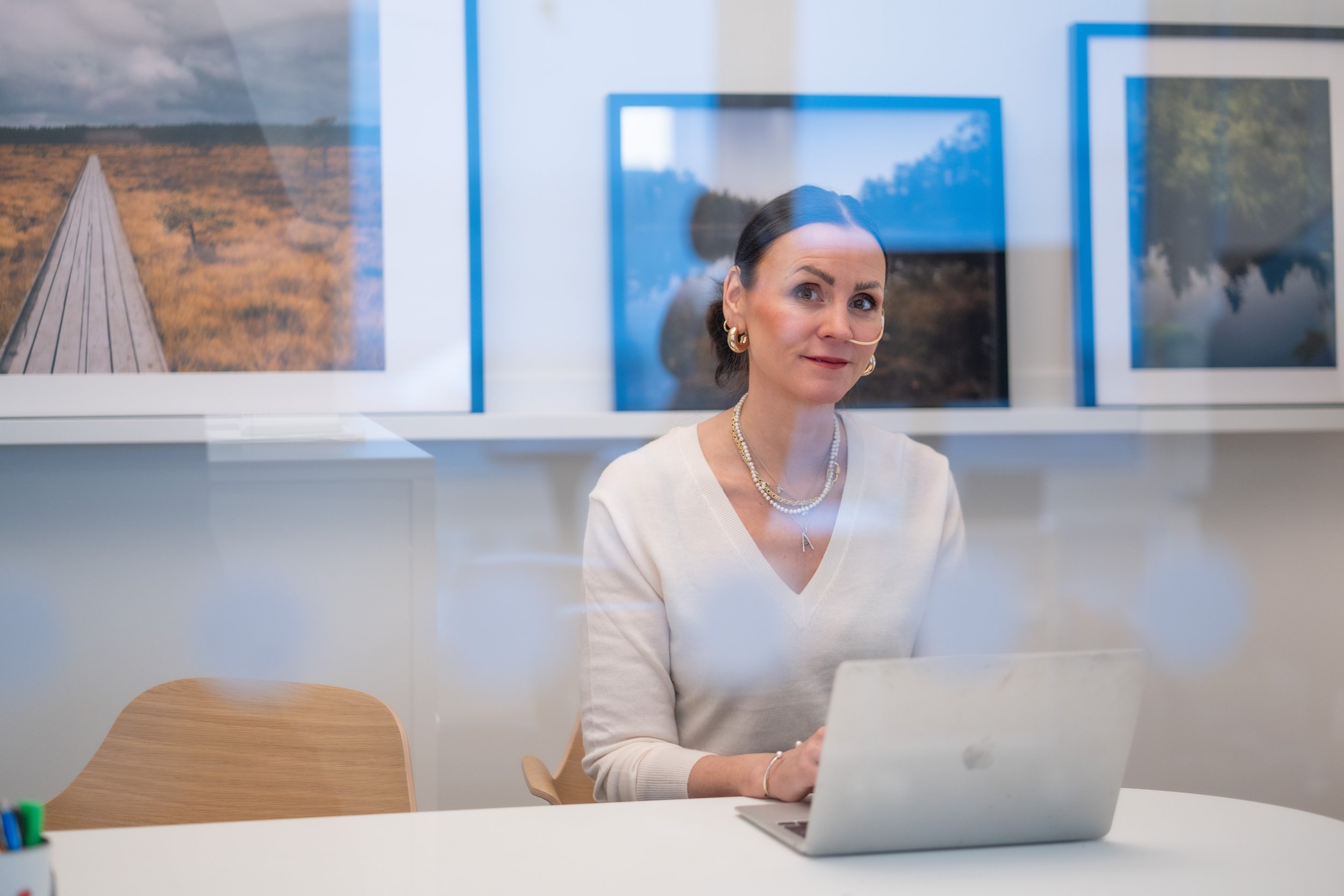 Julia sitter och skriver rinkluderand texter och ler in i kamerna