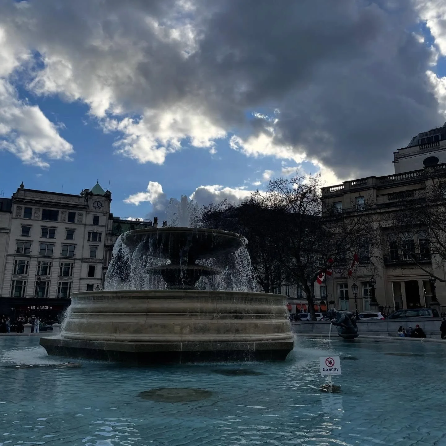From beginning (in London) to end (on a walk in the country), March was filled with blue sky. And mini eggs. Lots and lots of mini eggs. 😍🌤️🪺