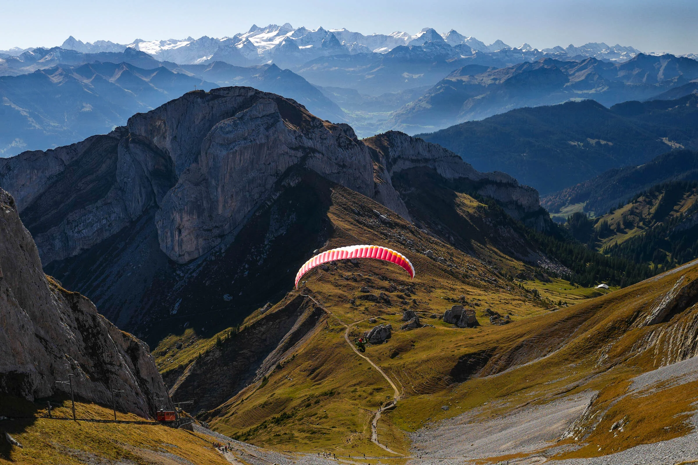 IMG_8928-paraglider-alps-pilatus-cropped-2400.jpg