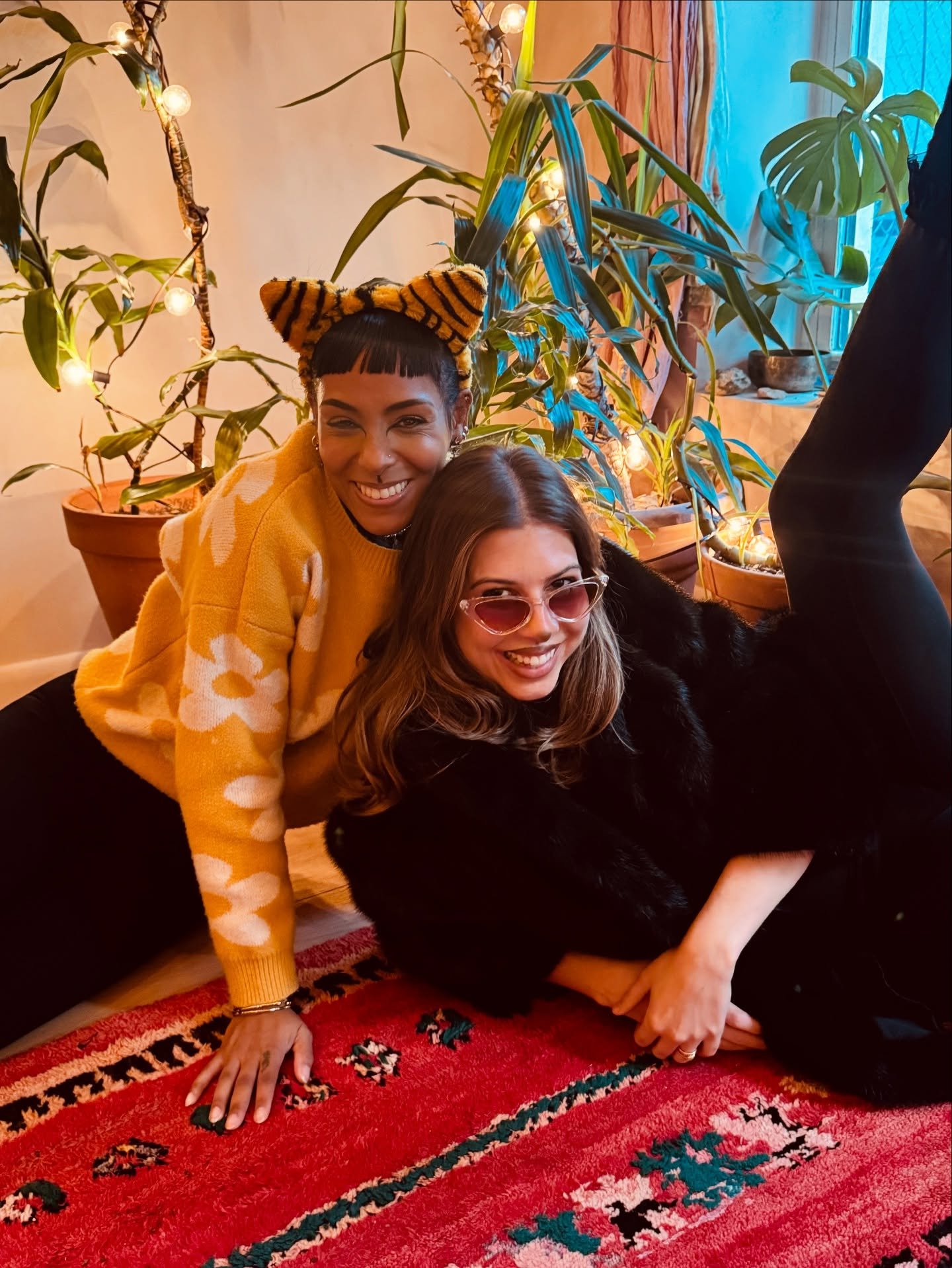 It was a spooky community reiki today!
🩷
Had a few news friends join us.
🩷
Miss Frizzle, some Cats &amp; @marikotamegai 's 3rd eye!
🩷
Happy Hallows Eve from your friendly neighborhood healing center. 

#reikinyc