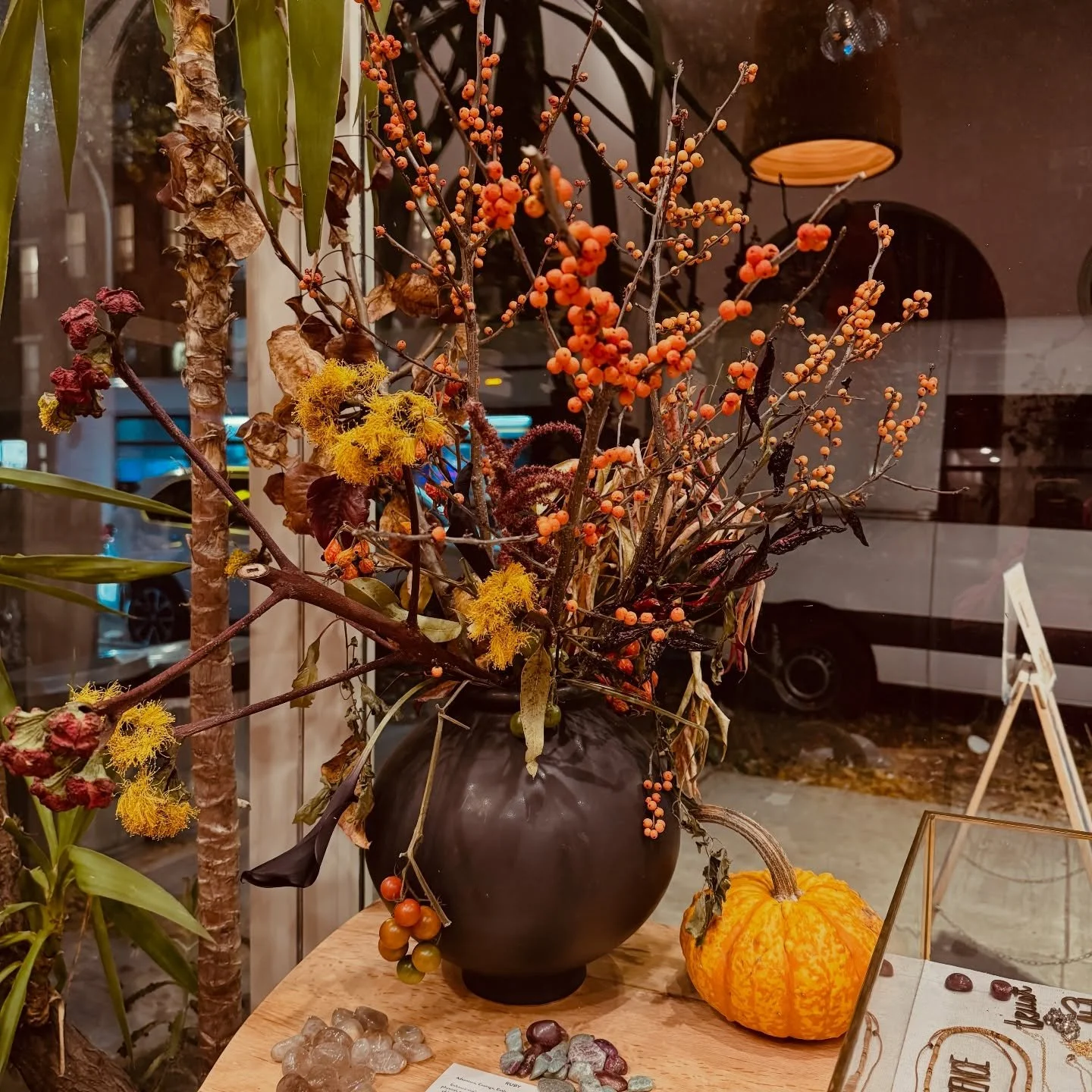 Enjoying the Fall at Maha Rose. 
✨
Beautiful arrangements by @electricladyflorals 
✨
See you at the temple!
✨
