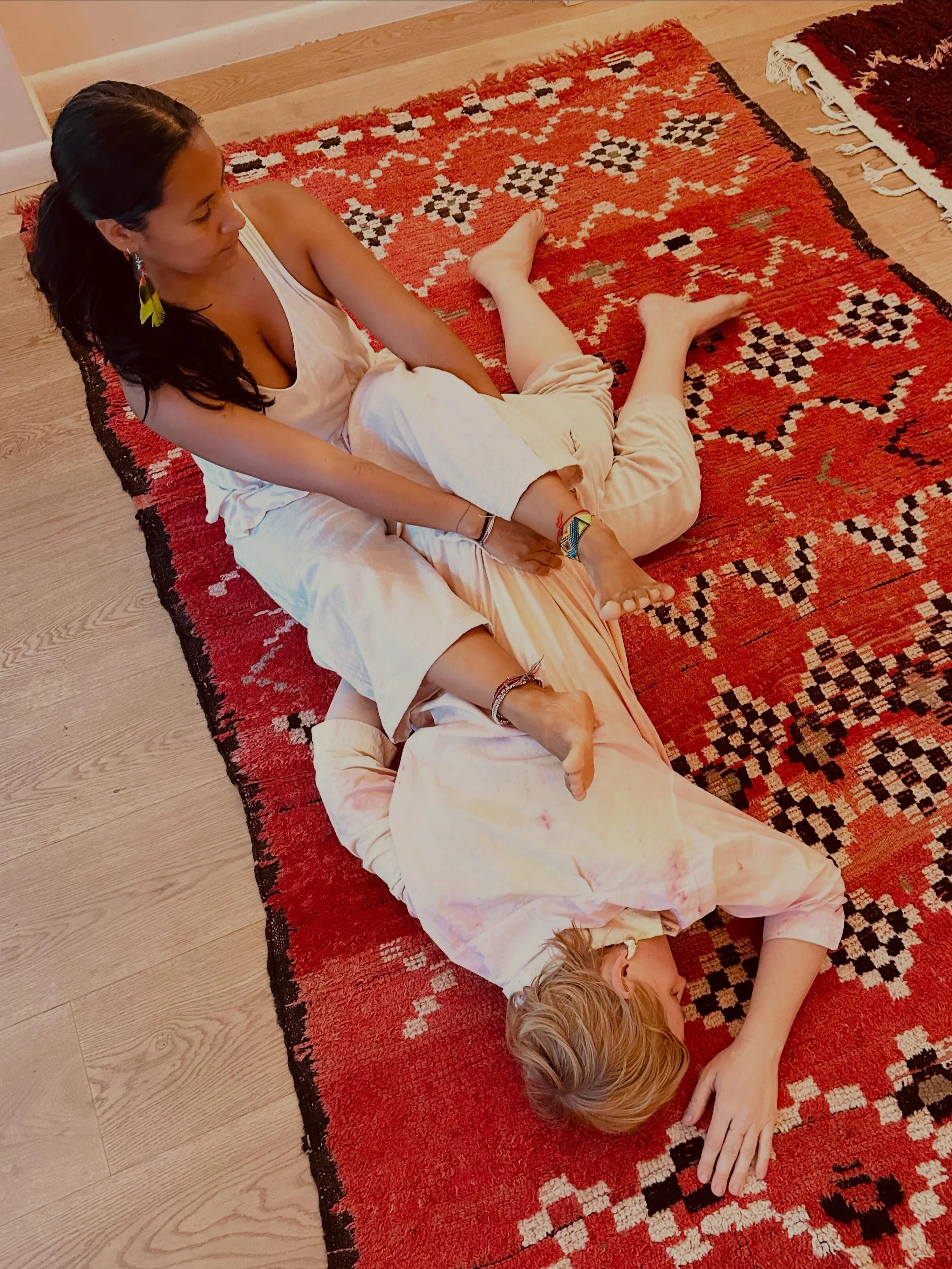 We ❤️ touch. 

We ❤️❤️❤️ innovative touch. 

We could all use MORE TOUCH. 

Non-sexual physical intimacy is SO healing. 

The nervous system responds. Relaxes. Resets. 

@marianalocasta and @gabriellerevlock are two touch masters.  Join them for grou