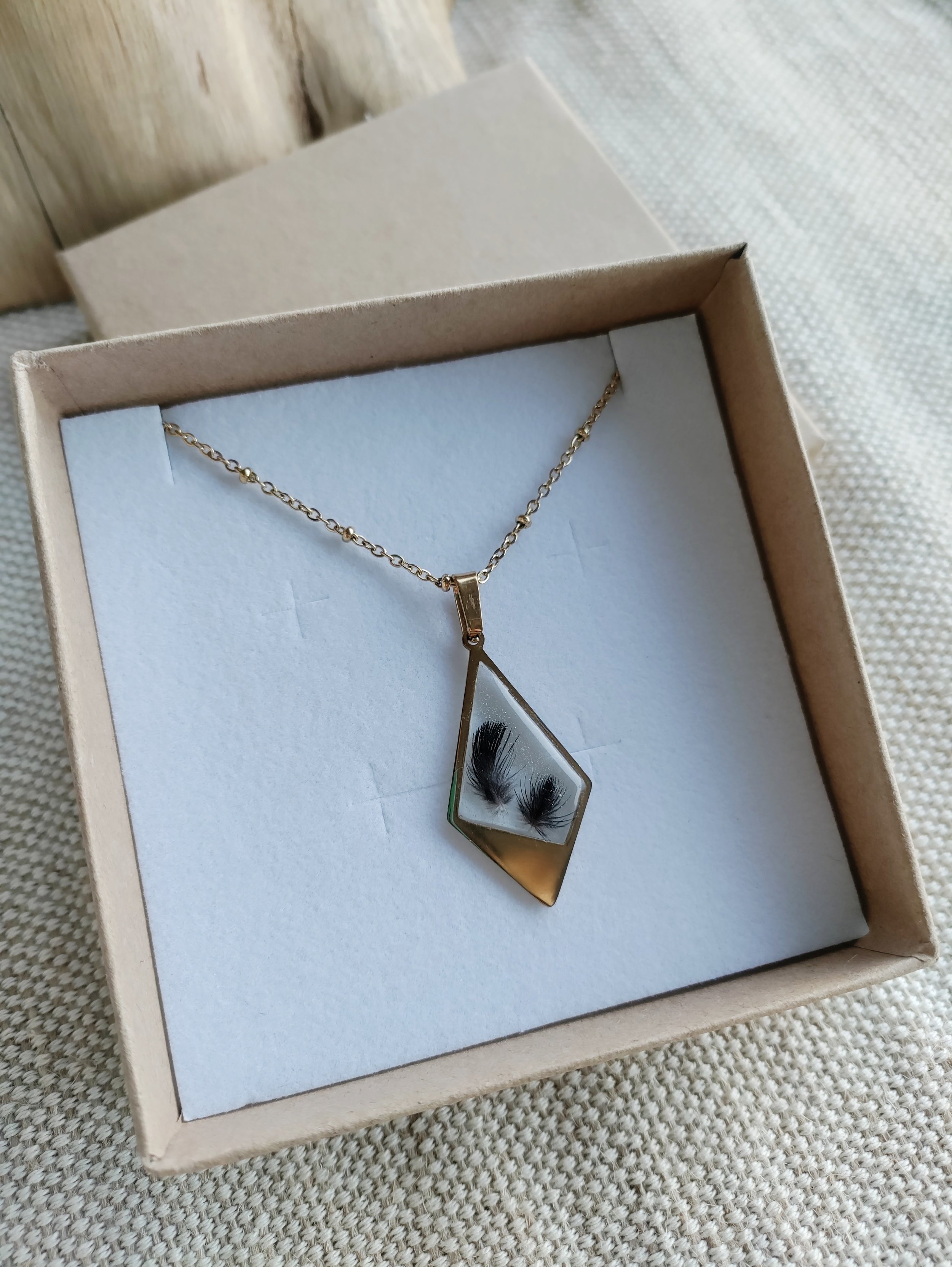 collier fleur losange plume.jpg