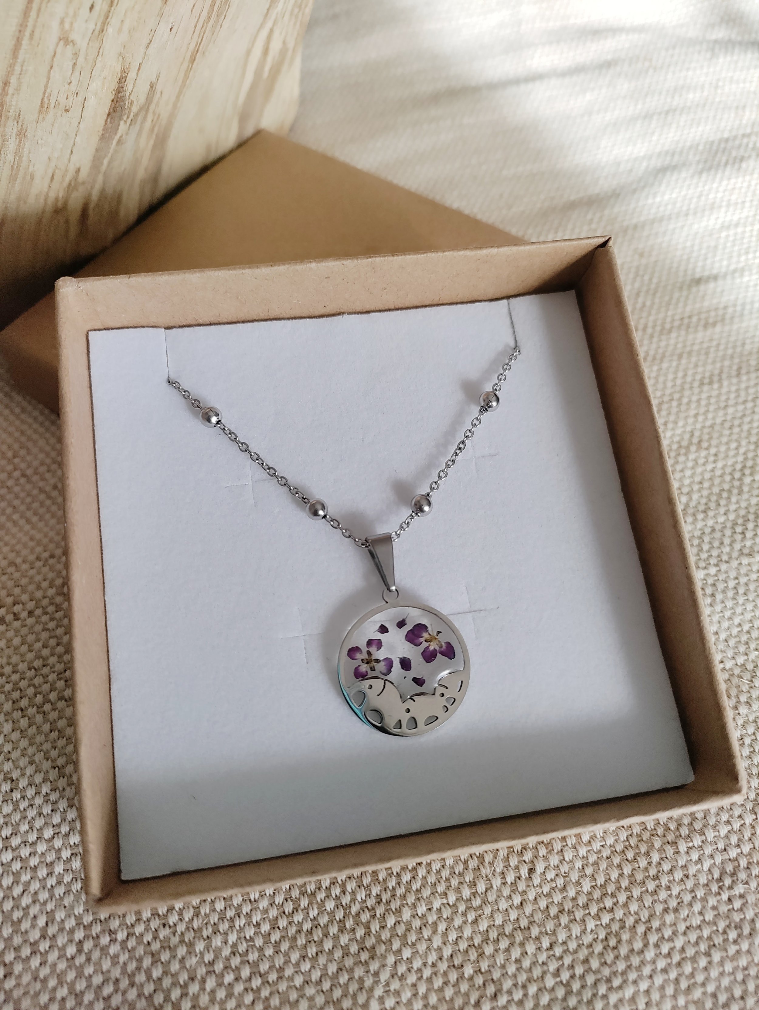 collier fleur élépants.jpg