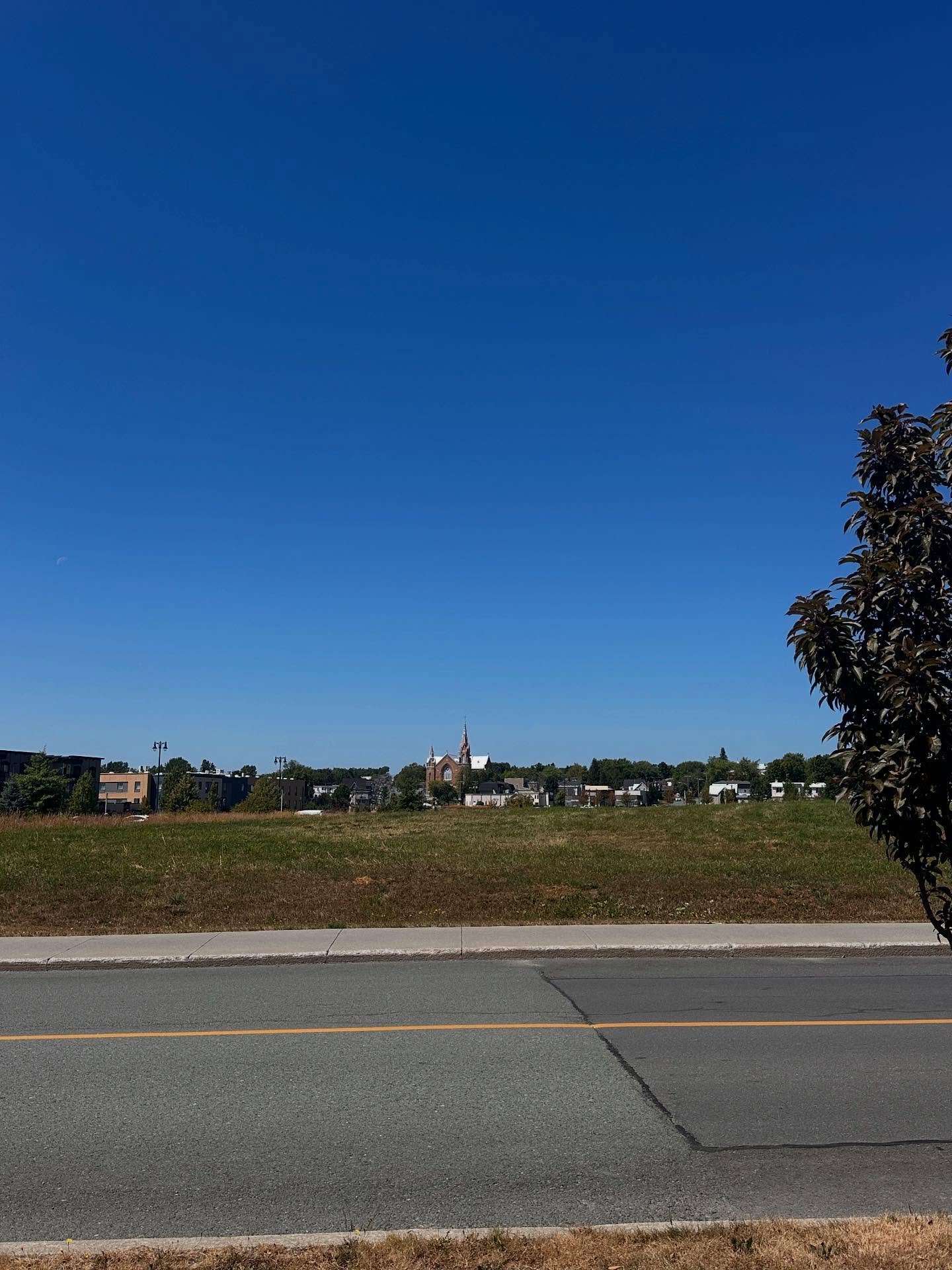 Cette photo peut sembler banale&hellip; des b&acirc;timents, un terrain vague, une &eacute;glise. Mais Lac-M&eacute;gantic, &ccedil;a te dis quelque chose ?

En 2013, une trag&eacute;die terrible a frapp&eacute; cette petite ville. Je ne l&rsquo;avai