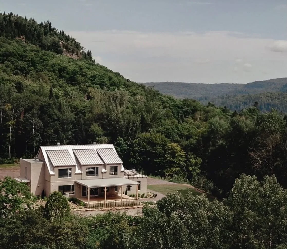 Imagine te r&eacute;veiller ici, le 2 mai...

Les yeux qui s&rsquo;ouvrent doucement.
Le son de la rivi&egrave;re Saint-Maurice qui coule au loin.
L&rsquo;air frais de la Mauricie sur ta peau.
La montagne, juste l&agrave;, devant toi.

C&rsquo;est da