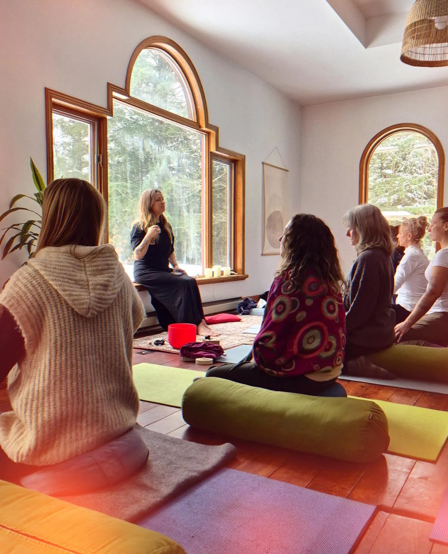 ... 💛

Tu arriveras vendredi soir, un peu fatigu&eacute;e peut-&ecirc;tre.
Le poids de la semaine encore sur les &eacute;paules.
La t&ecirc;te encore un peu l&agrave;-bas, dans le quotidien.

Et c&rsquo;est correct. Tu arrives comme tu es. 💛

Douce