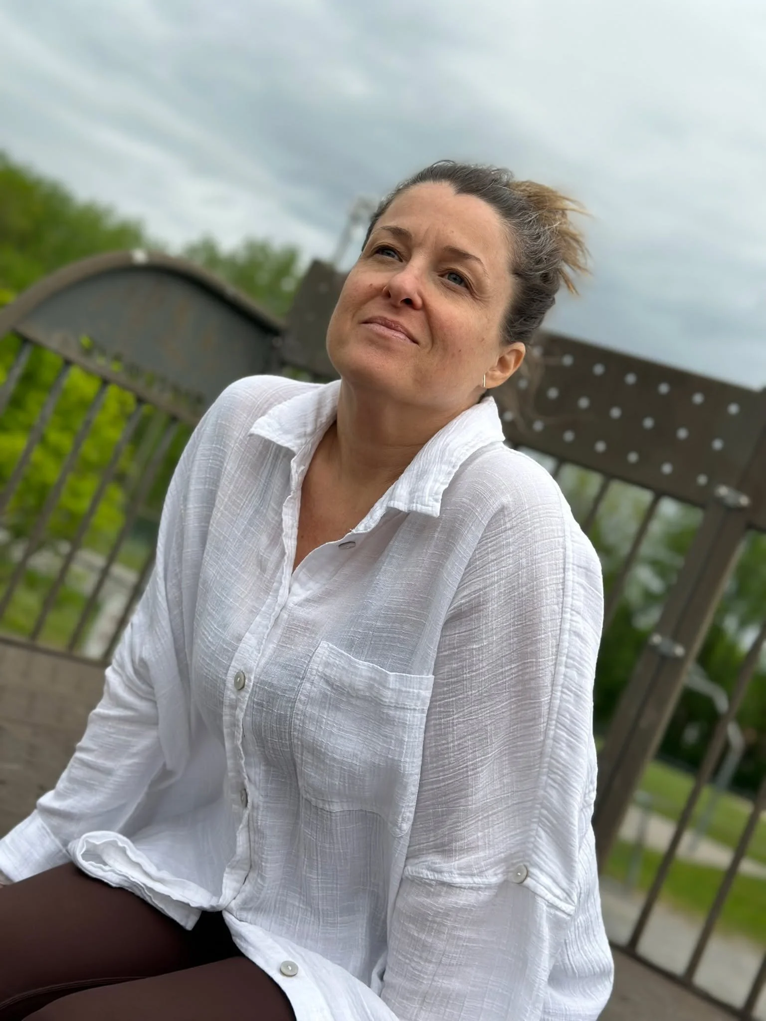 ...💛
Je vais te dire pourquoi j'anime cette retraite.

En 2020, la pand&eacute;mie a tout bouscul&eacute;.
Mon studio. Ma communaut&eacute;. Ma vie professionnelle telle que je la connaissais.
J'aurais pu l&acirc;cher &agrave; ce moment-l&agrave;.

