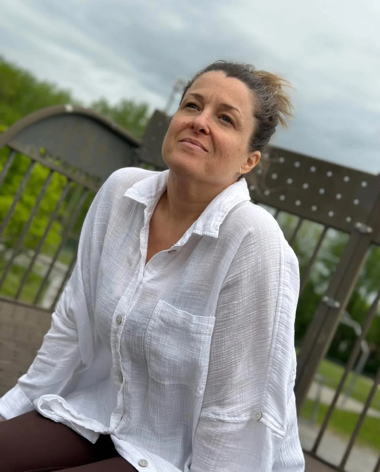 ...💛
Je vais te dire pourquoi j'anime cette retraite.

En 2020, la pand&eacute;mie a tout bouscul&eacute;.
Mon studio. Ma communaut&eacute;. Ma vie professionnelle telle que je la connaissais.
J'aurais pu l&acirc;cher &agrave; ce moment-l&agrave;.

