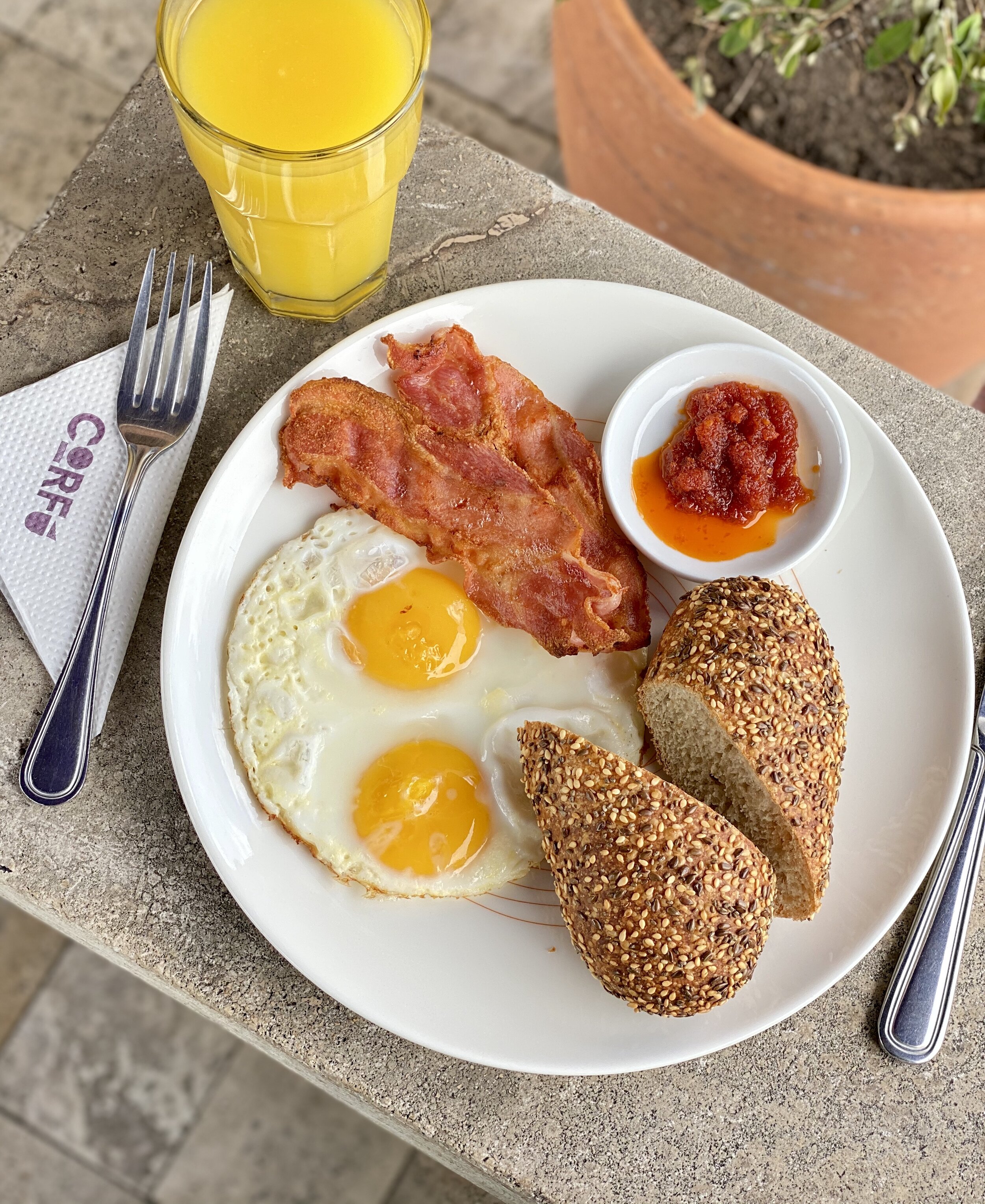 desayuno huevos tocinos.jpg