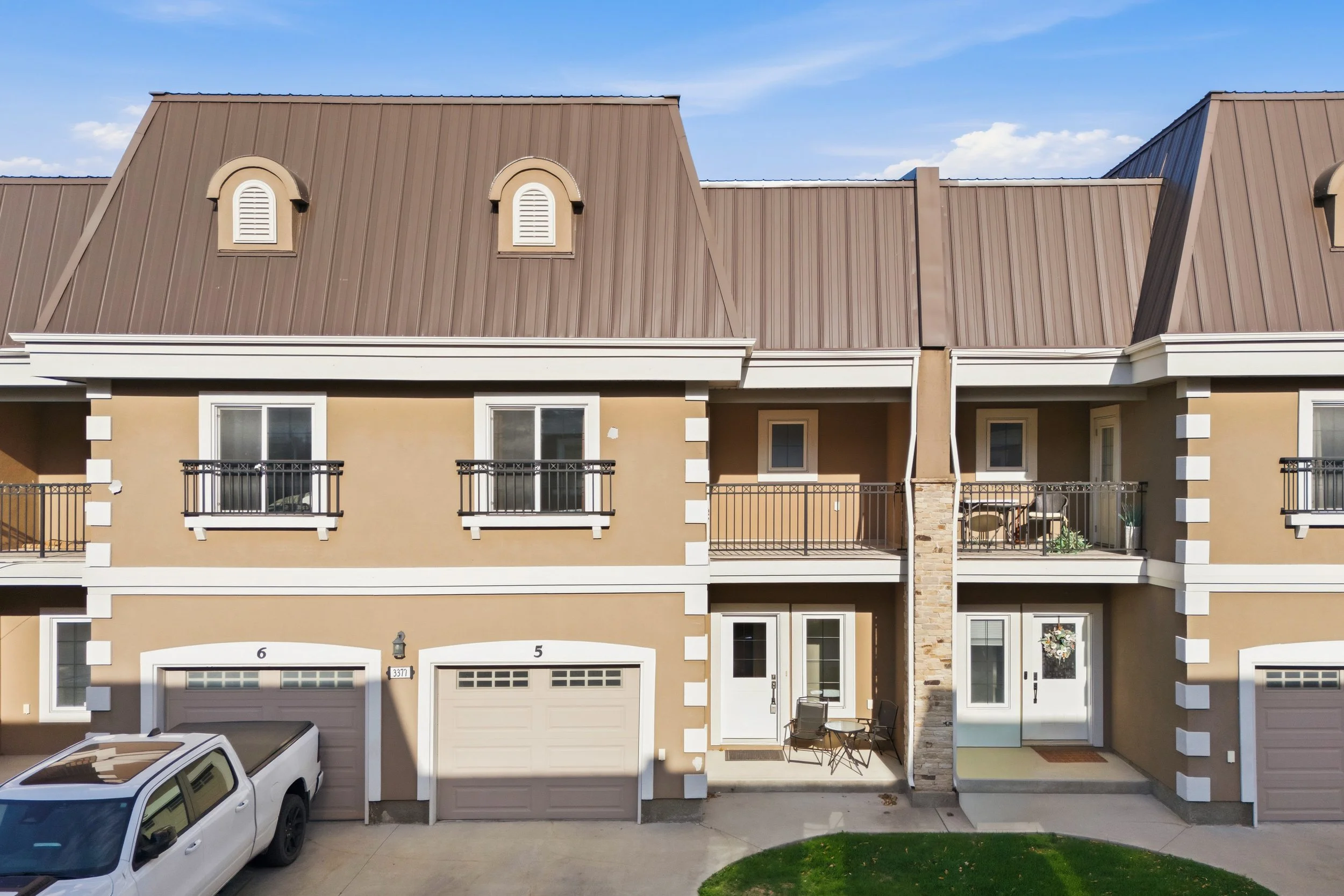 5-3377 Pembina Ave-1.jpg