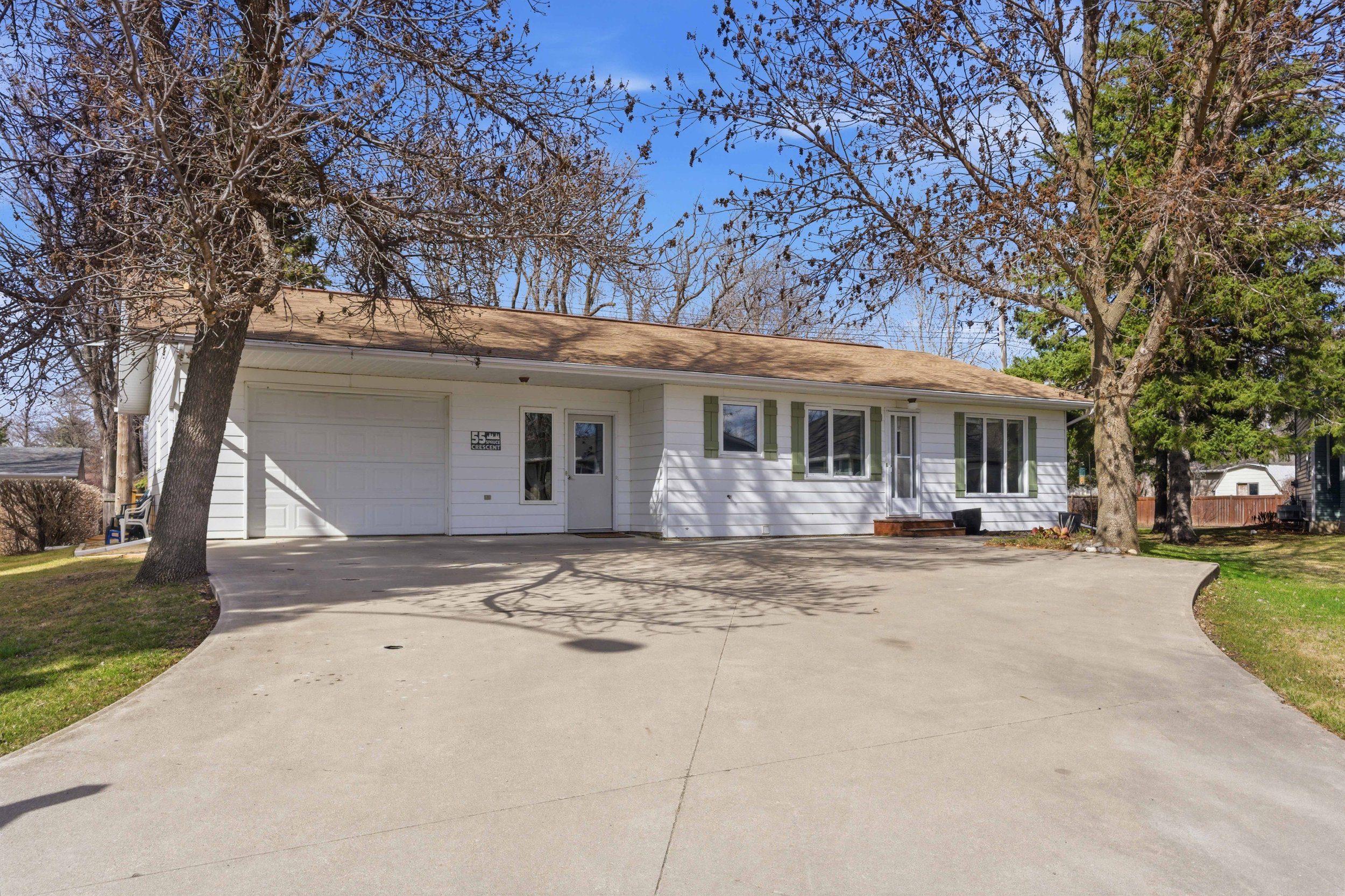 55 Spruce Cres-3.jpg