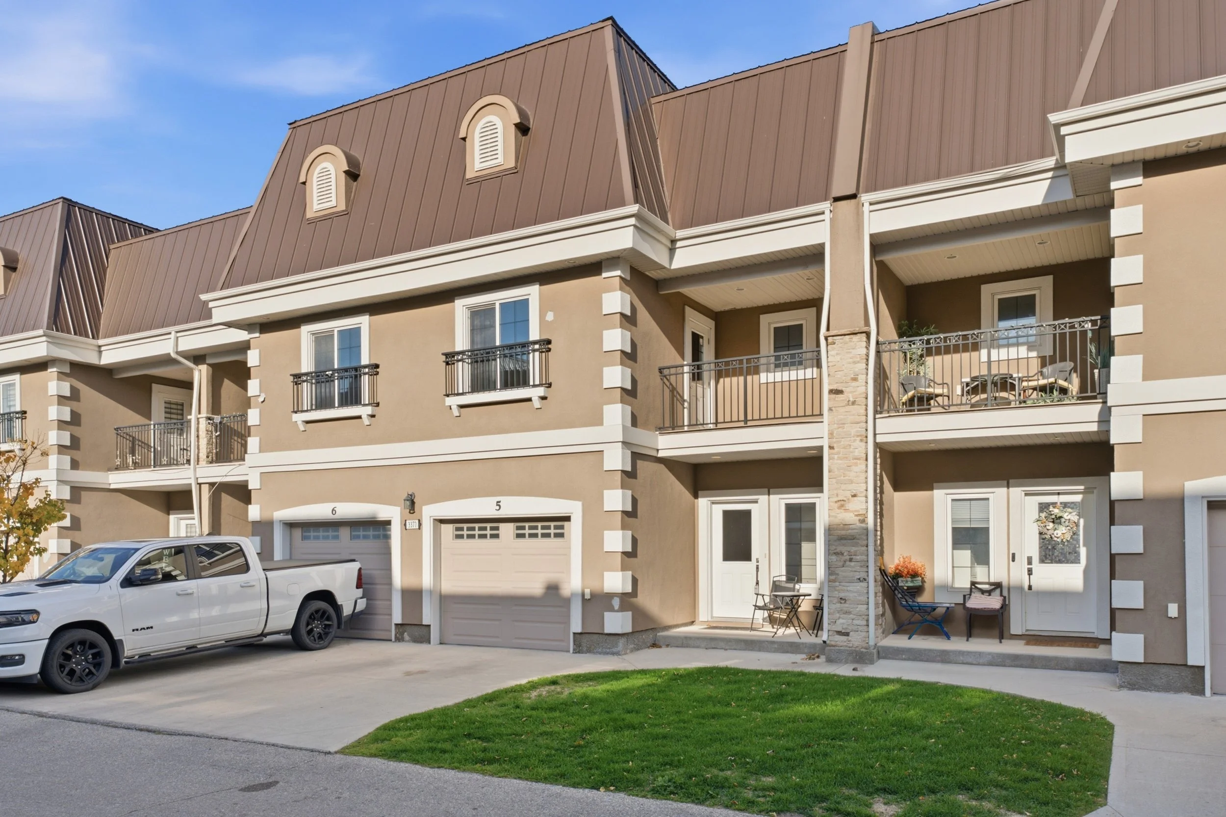 5-3377 Pembina Ave-4.jpg