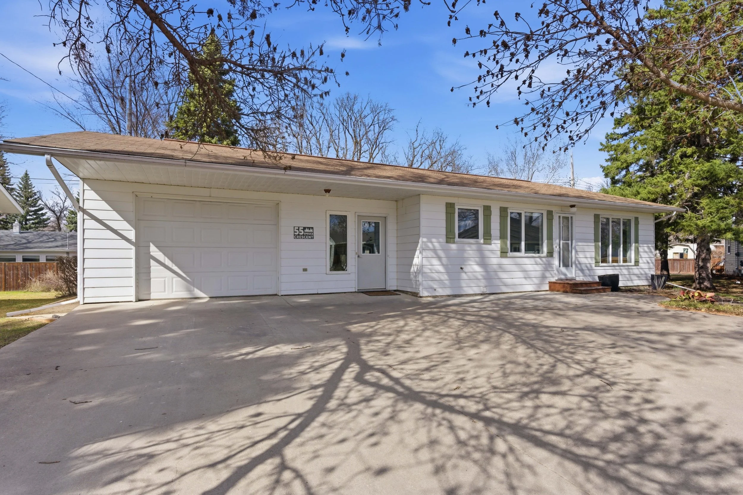 55 Spruce Cres-4.jpg