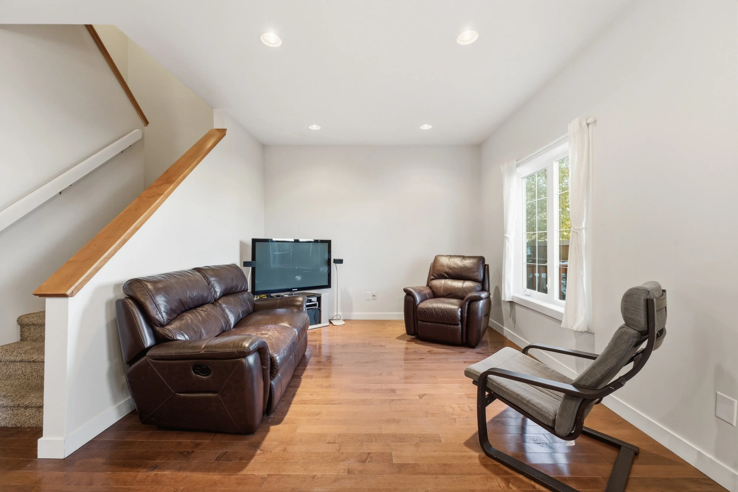 5-3377 Pembina Ave-17.jpg