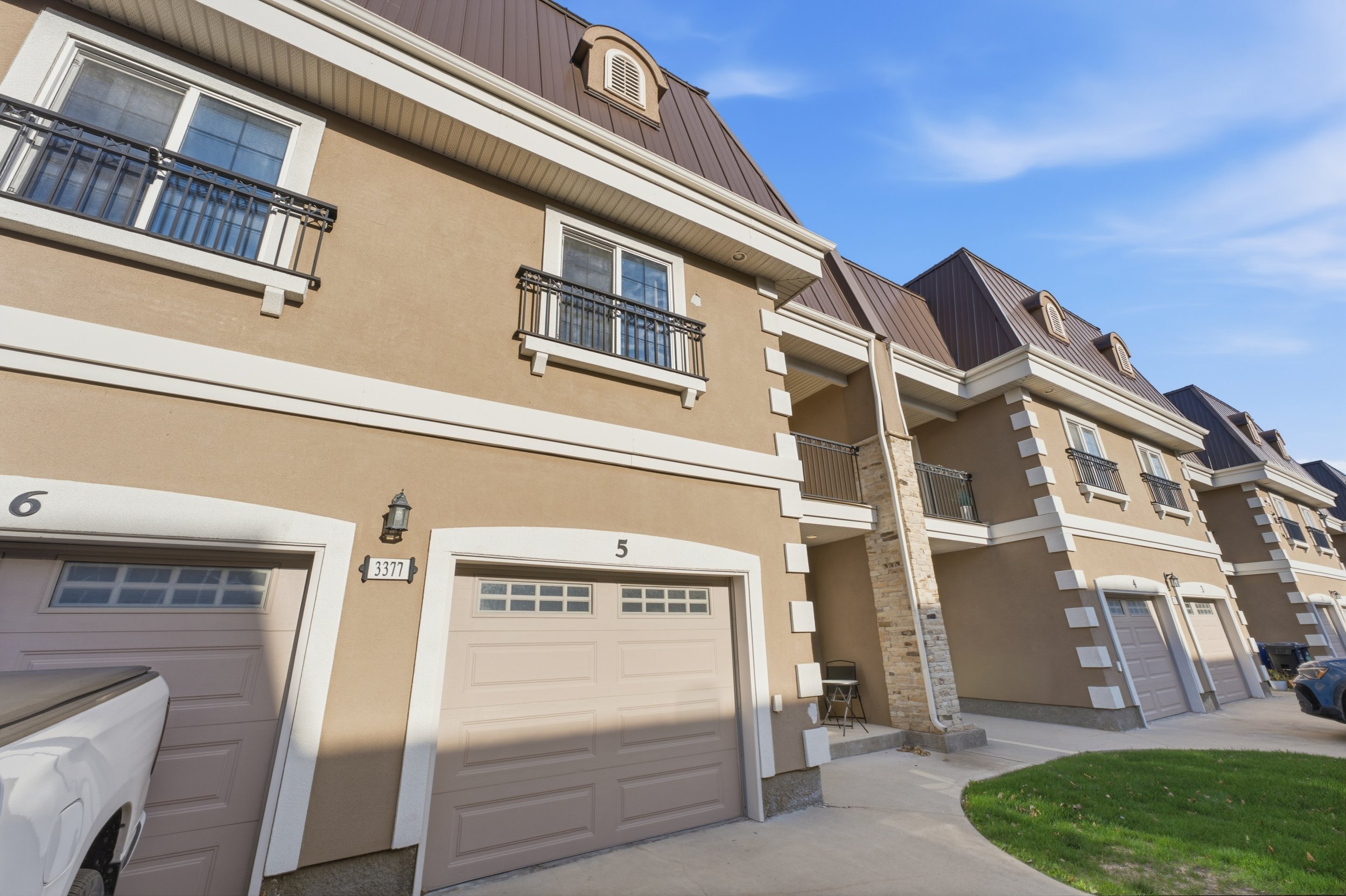 5-3377 Pembina Ave-5.jpg