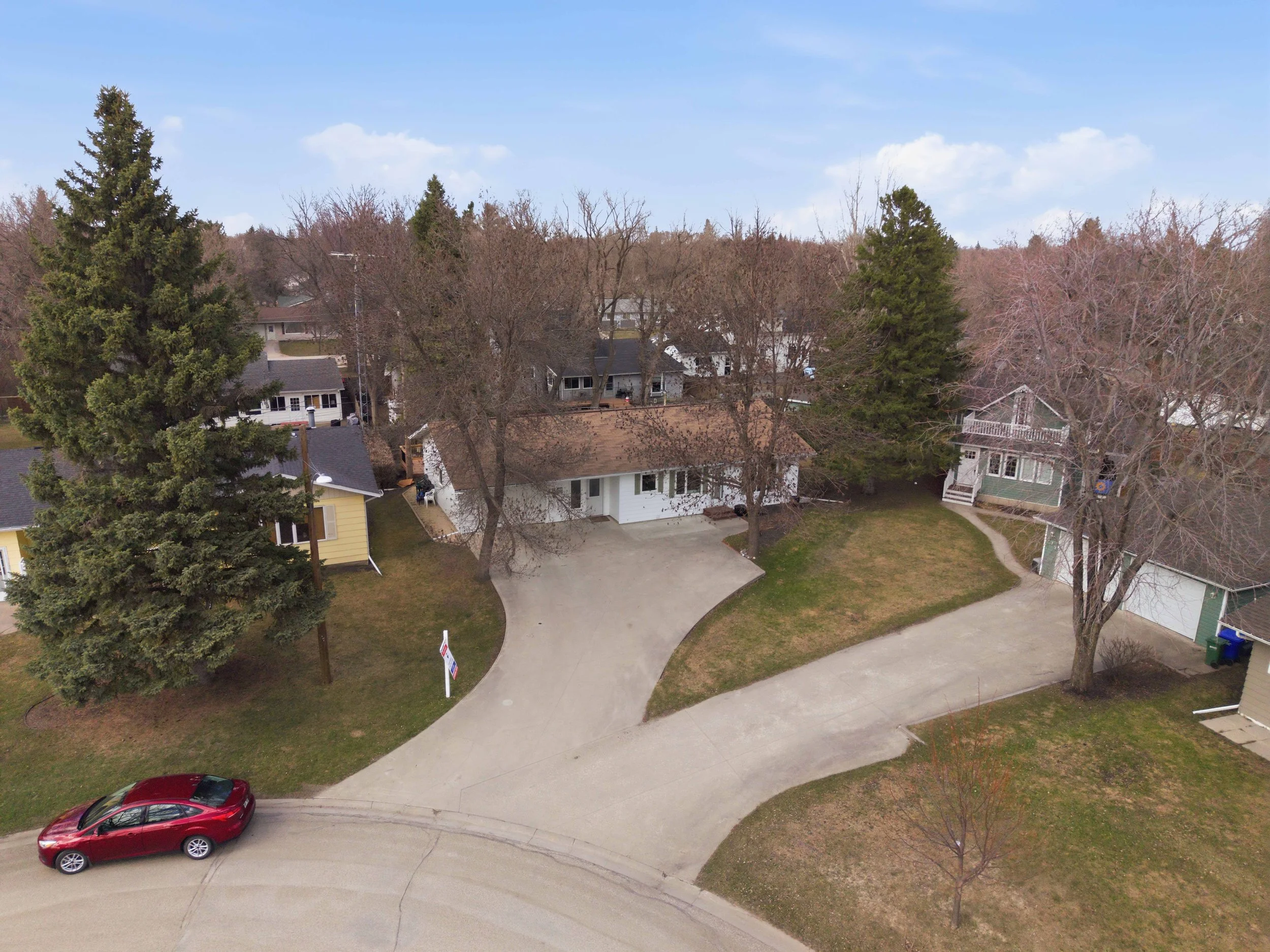 55 Spruce Cres-1.jpg