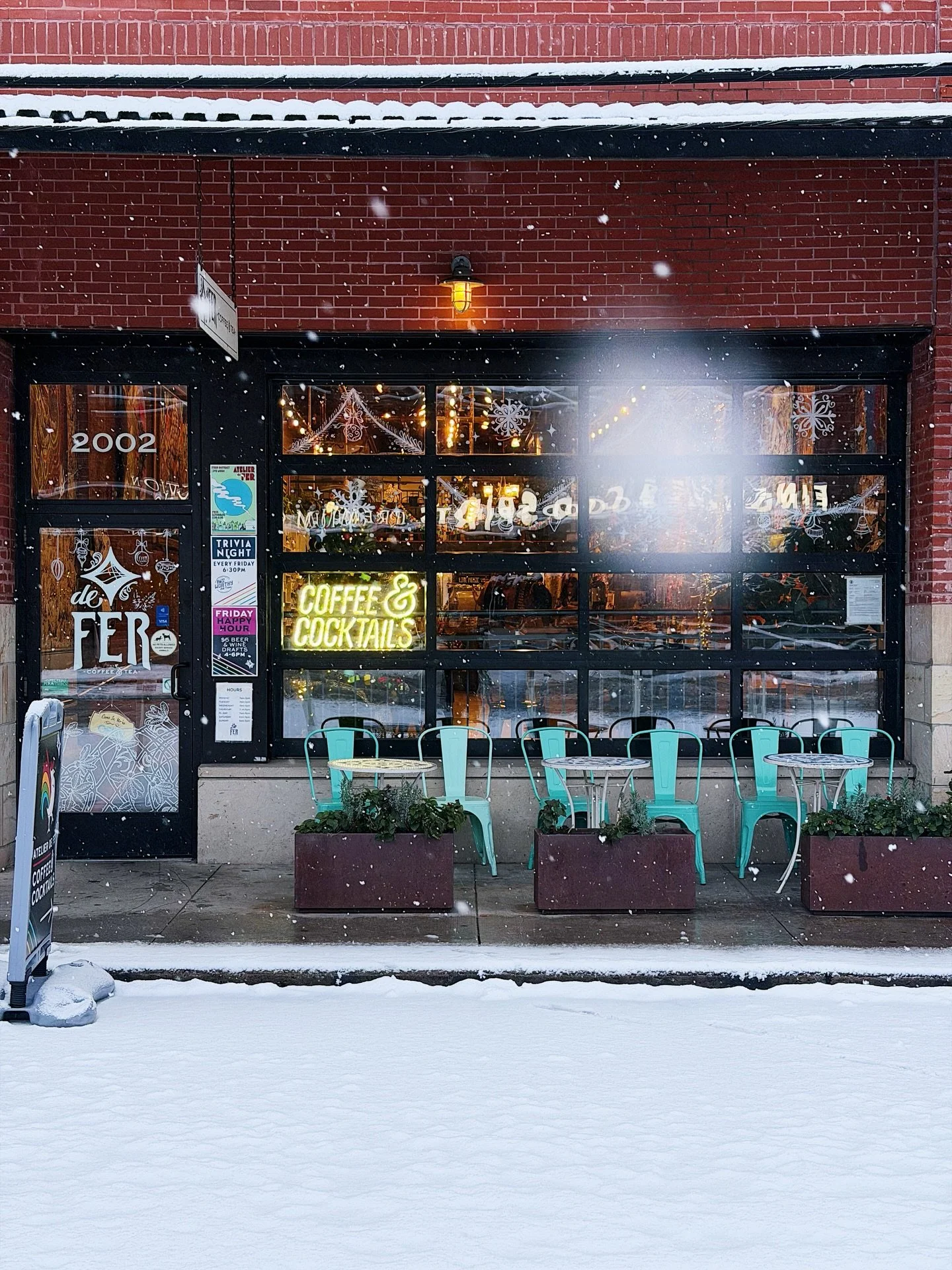 baby's first snow of the year.

We put up the cafe tree last night, did we instill Christmas magic this morning??!?!?