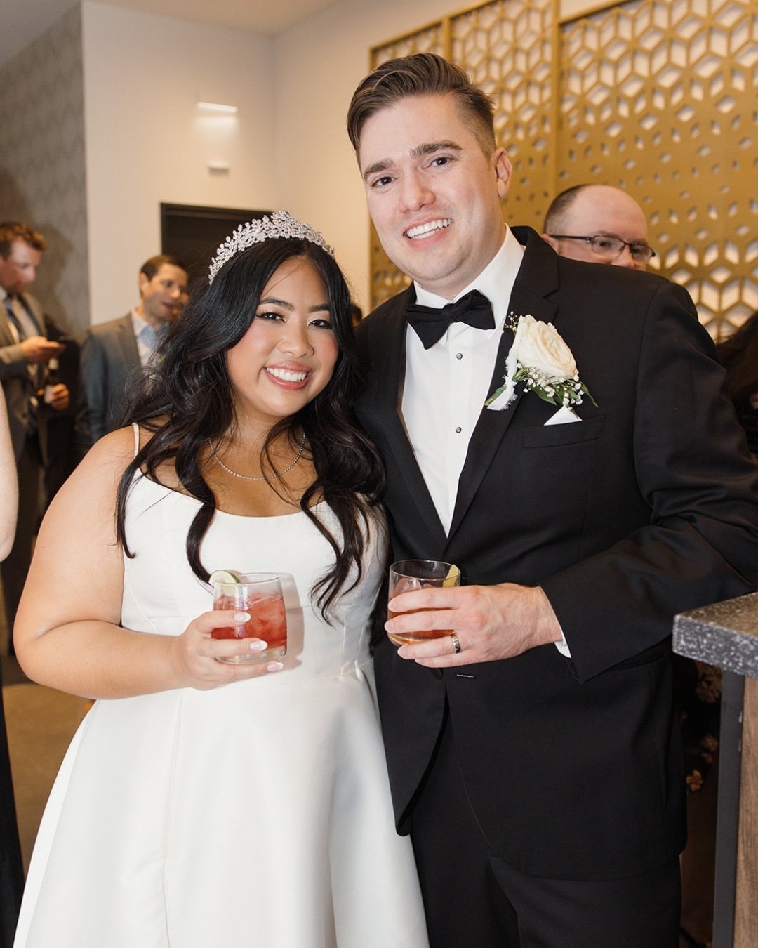 Couples who cocktail hour together, stay together 🥂💕✨

📸 @nicoledonnellyphoto
.
.
.
.
#lmstudiochi #chicagoeventvenue #weddingday #chicagoweddings #weddingphotography #cocktailhour #bridalinspo #weddinginspo #weddingdesign #weddinfdesign #weddingd