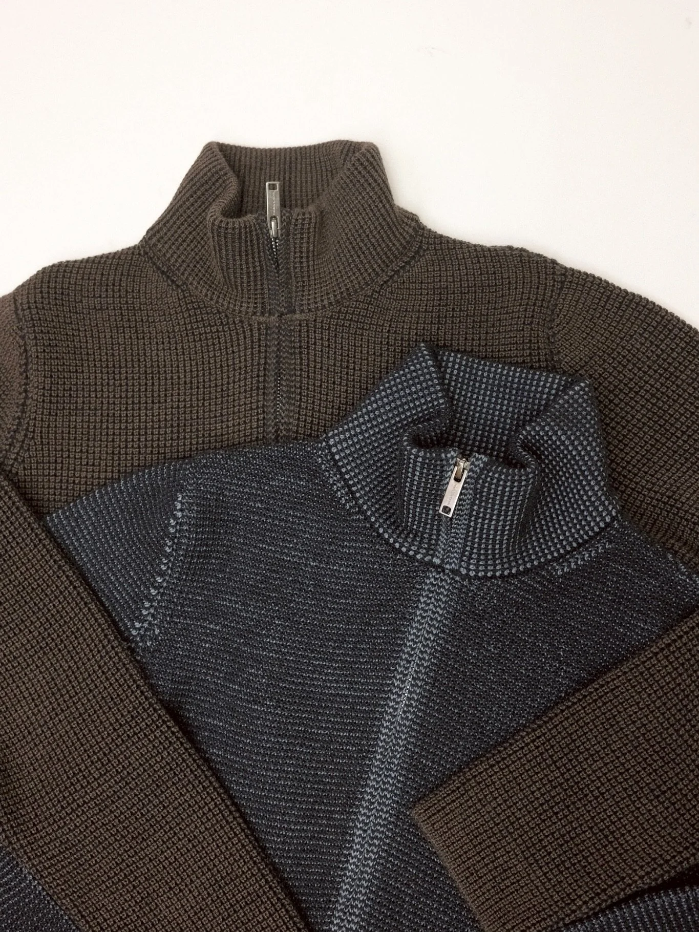 A study in texture and restraint. Phil Petter&rsquo;s merino zip jacket embodies Austrian craftsmanship &mdash; knitted in-house from extra-fine merino wool, merging technical precision with understated luxury. Designed for men who value form, functi